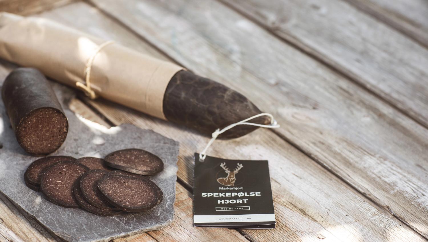 Spekepølse som er skivet opp