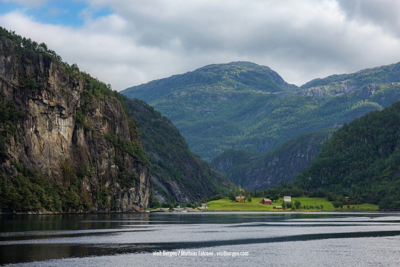 Fjord cruiset seiler gjennom smale Mostraumen