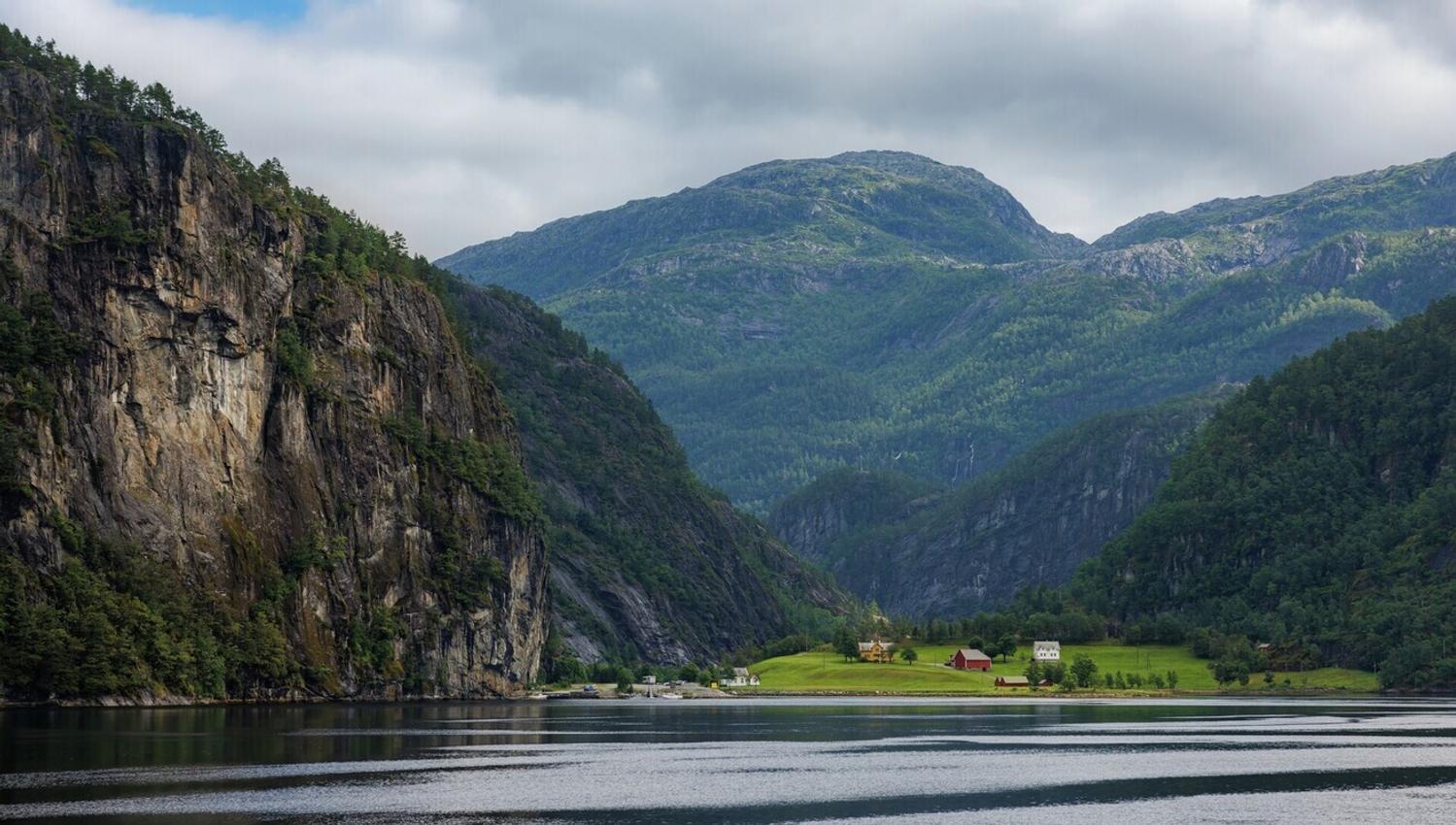 Fjord cruiset seiler gjennom smale Mostraumen