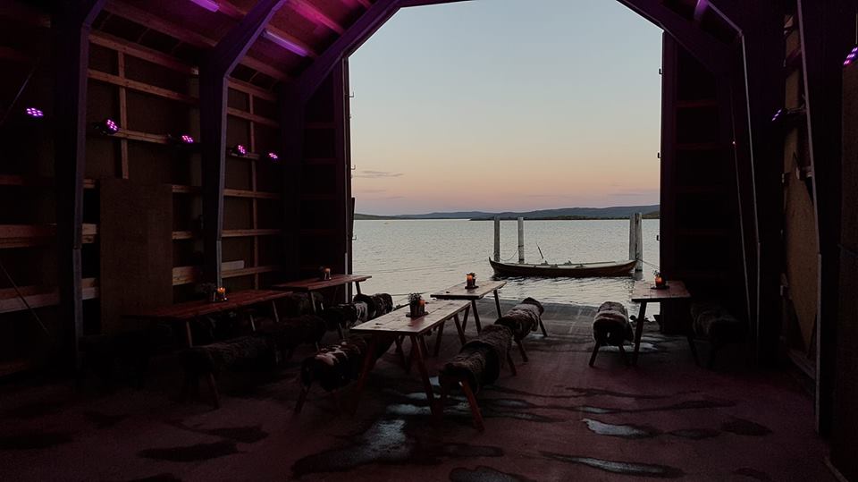 Utsyn fra et båthus på Halne, med rosa himmel i bakgrunnen.
