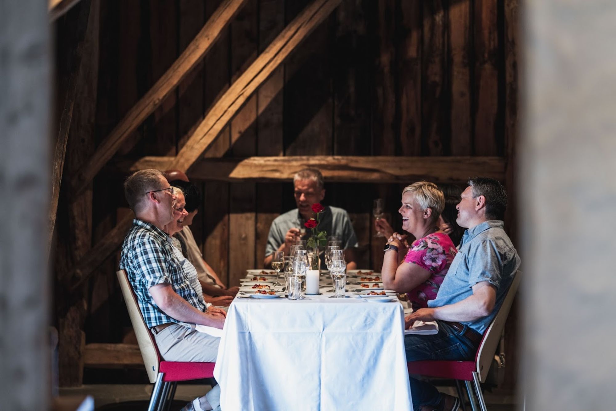 Her får du servert deilig lokalmat i rustikke omgivelser på låven.