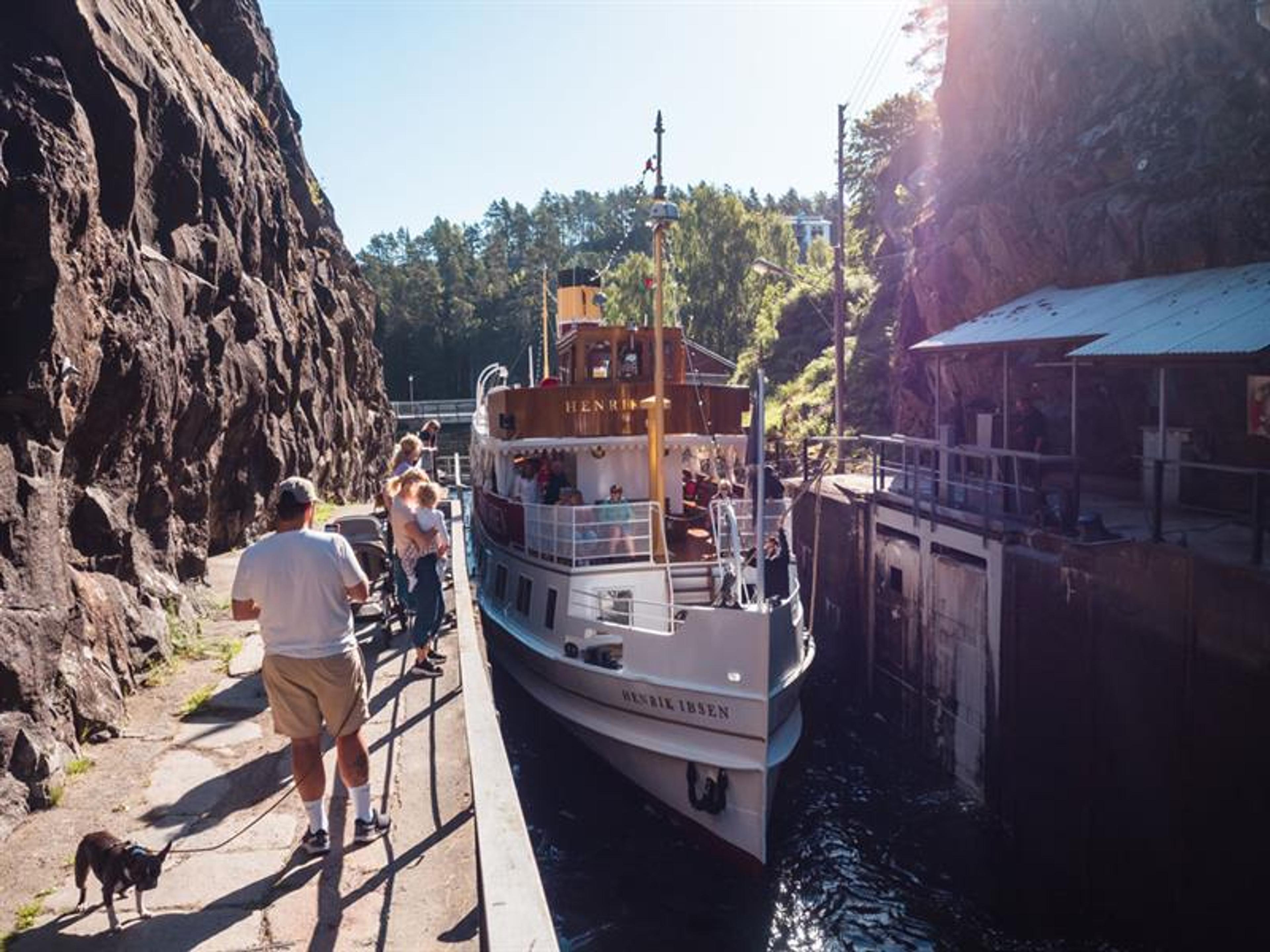 Kanalbåten Henrik Ibsen i Skien sluse