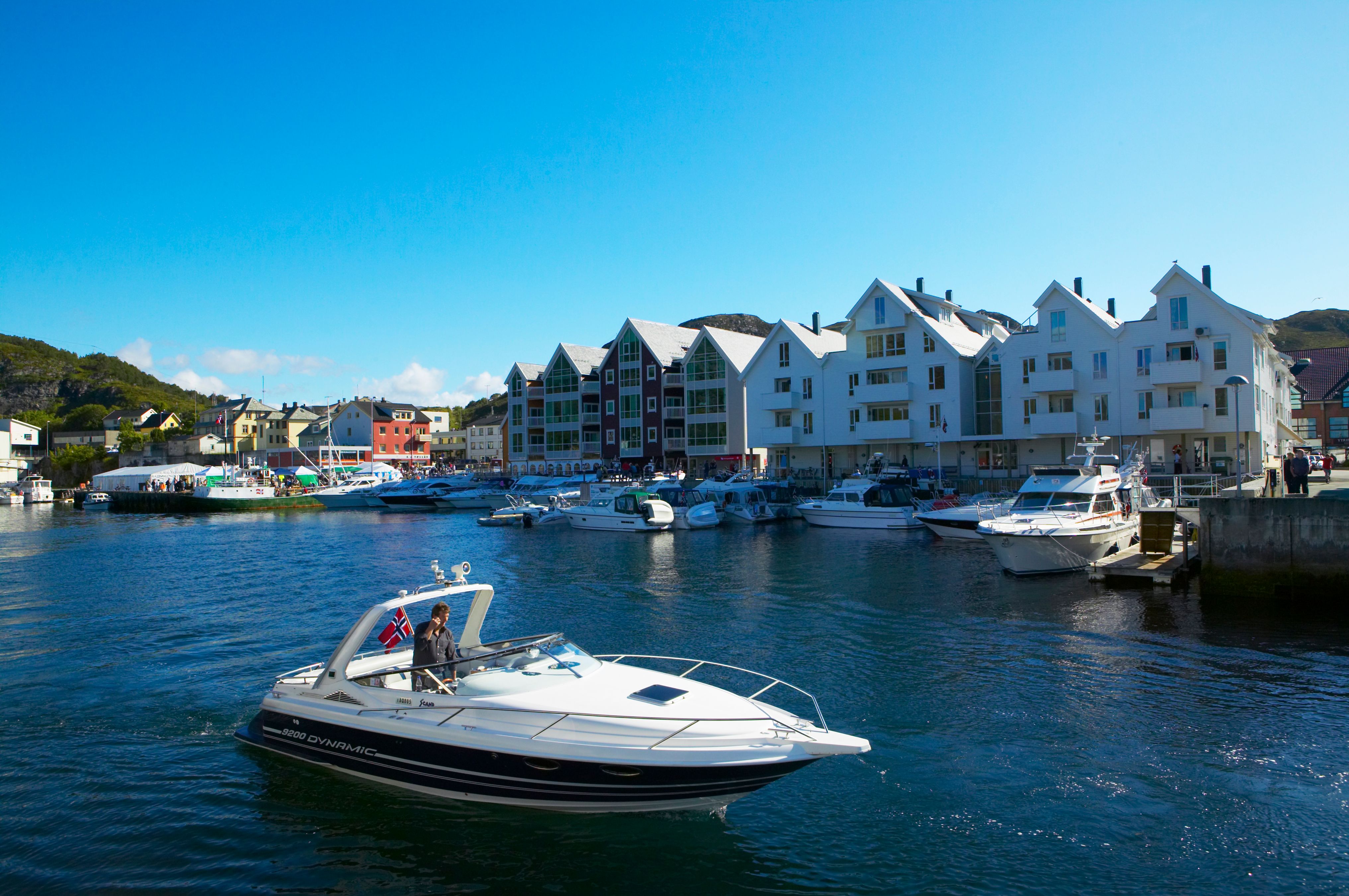 Yrande båtliv i Fosnavåg.