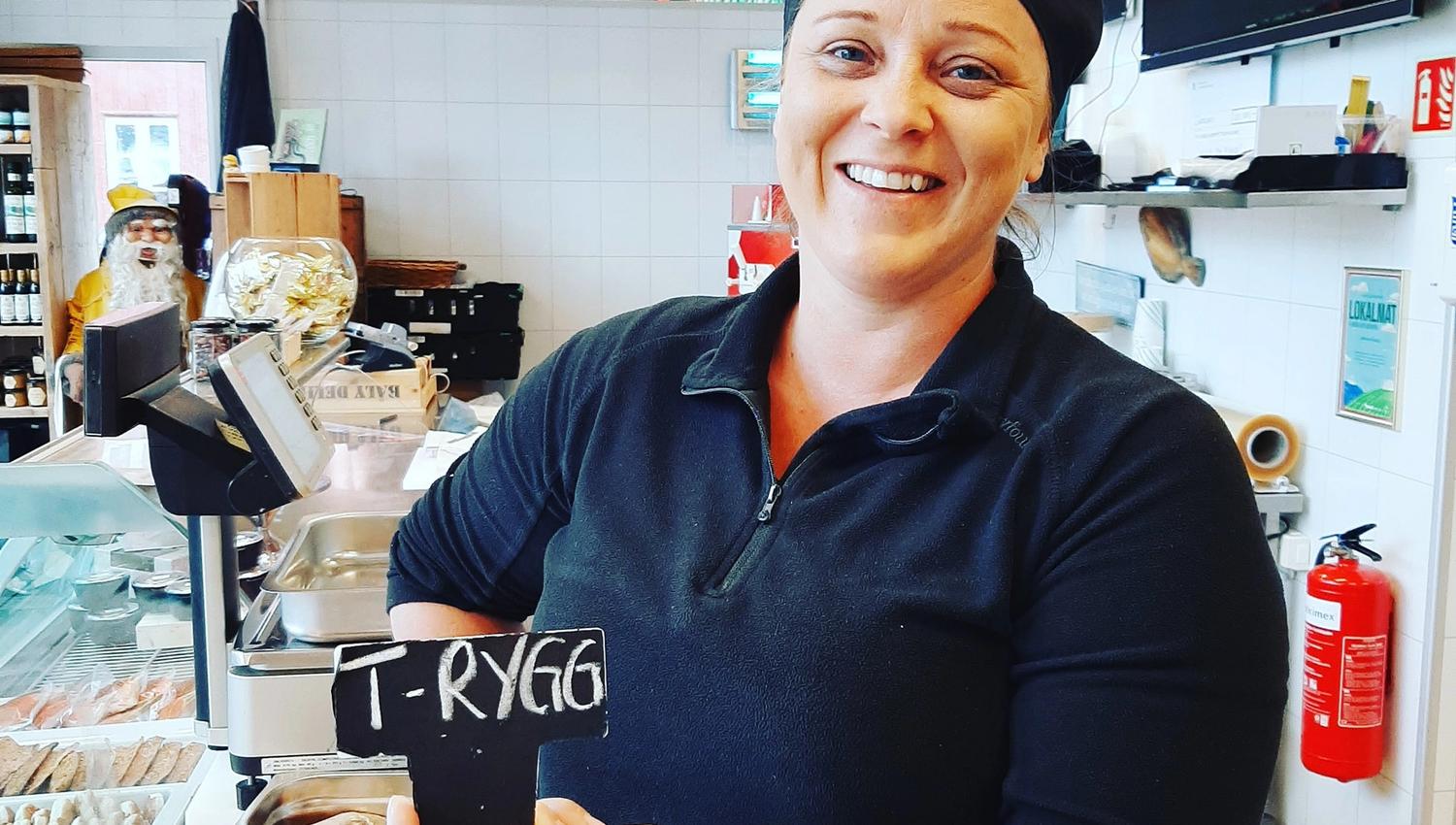 Smilende ansatt hos Jentan på Båly