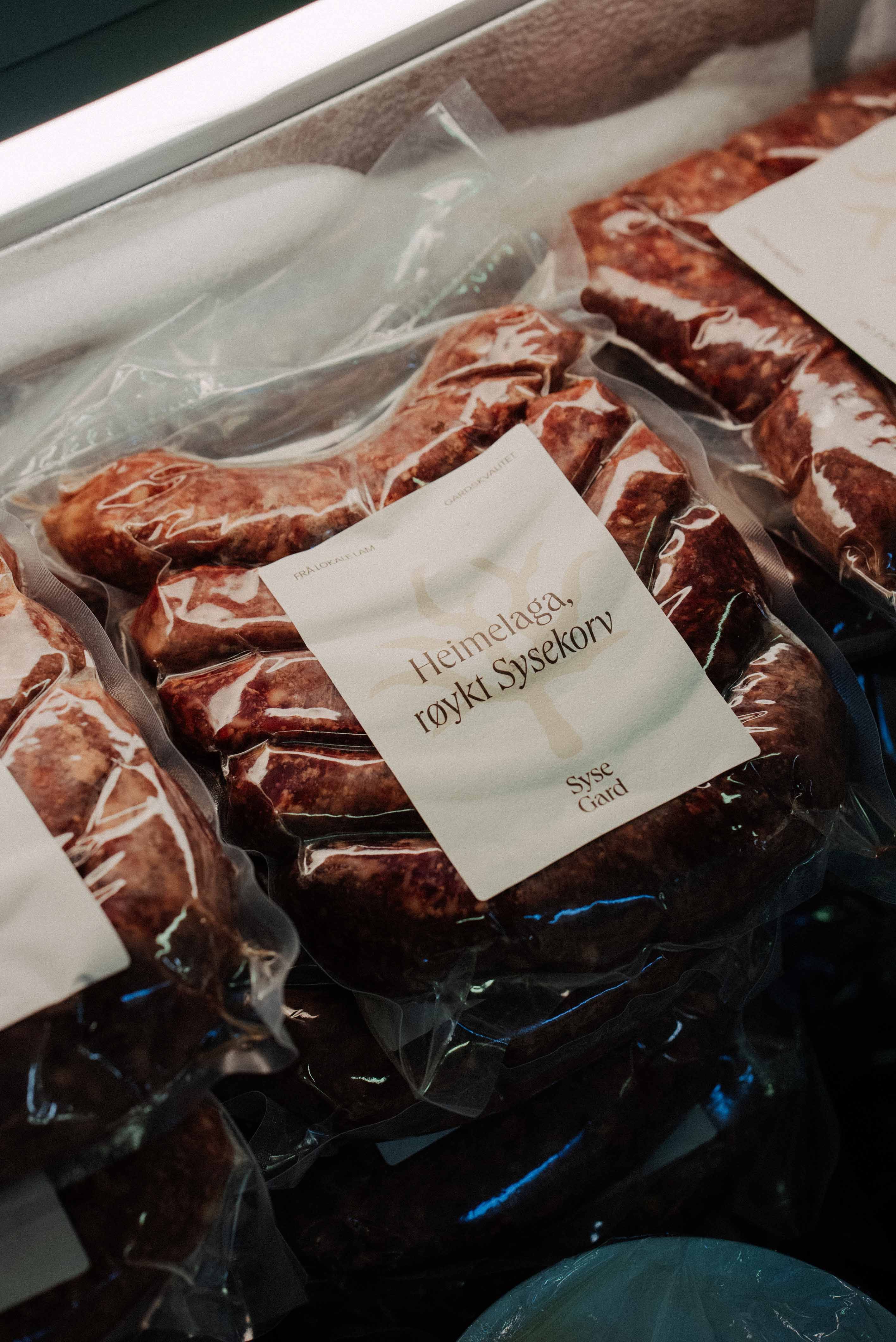 Heimerøykt pølse frå Syse Gard, eit smaksrikt produkt frå Hardanger.