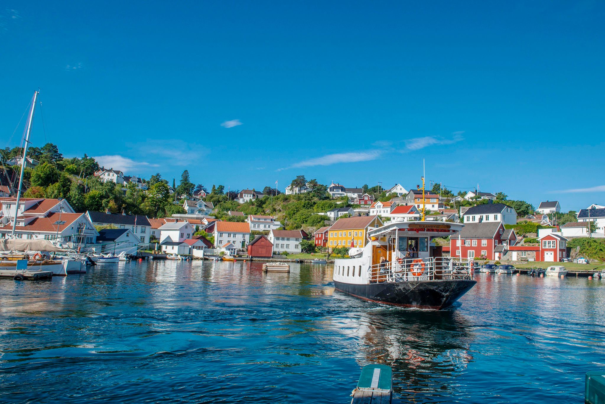 Hisøyferga Kolbjørn III legger fra kai i Kolbjørnsvik - Hisøy i Arendal