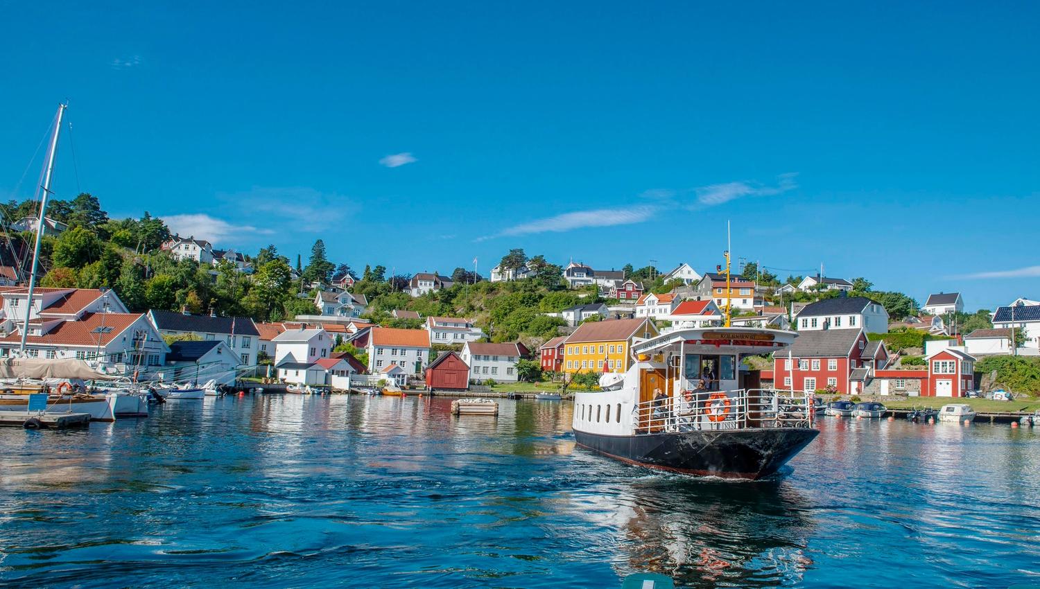 Hisøyferga Kolbjørn III legger fra kai i Kolbjørnsvik - Hisøy i Arendal