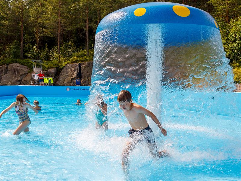Barn leker i fontene