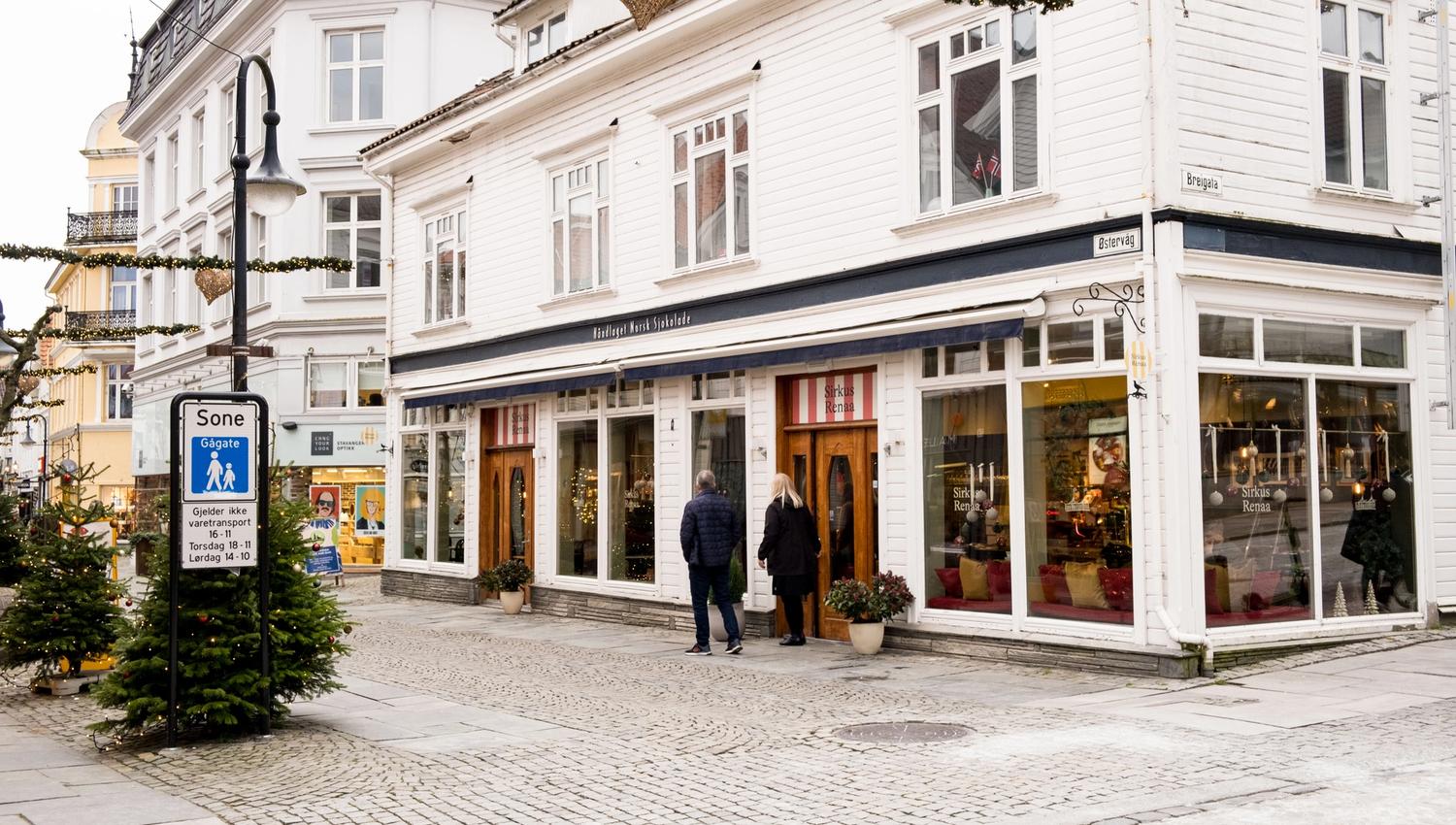 The cafe's location is in the pedestrian street; Østervåg in Stavanger