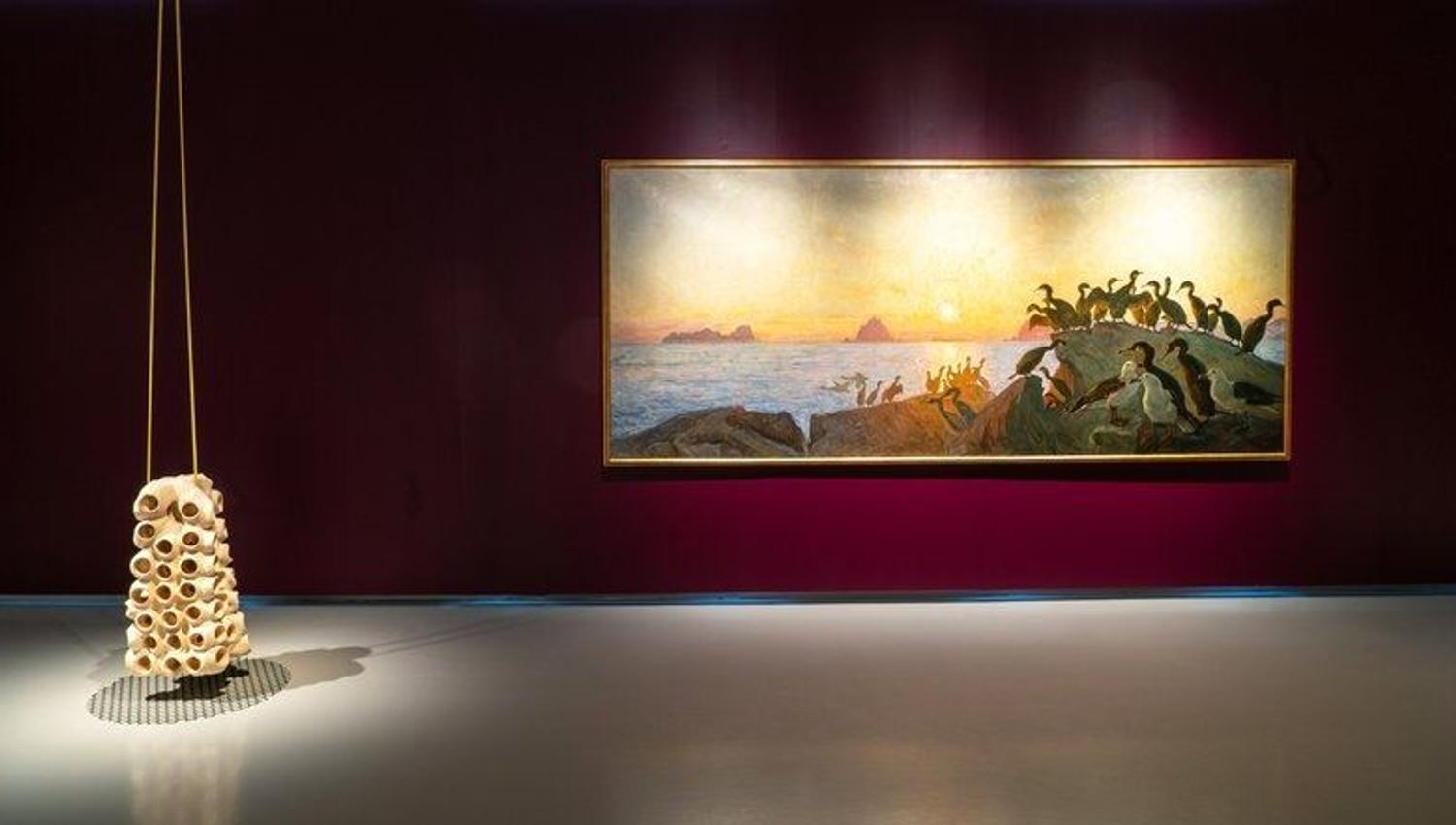 Stort maleri og utstilling som henger fra taket