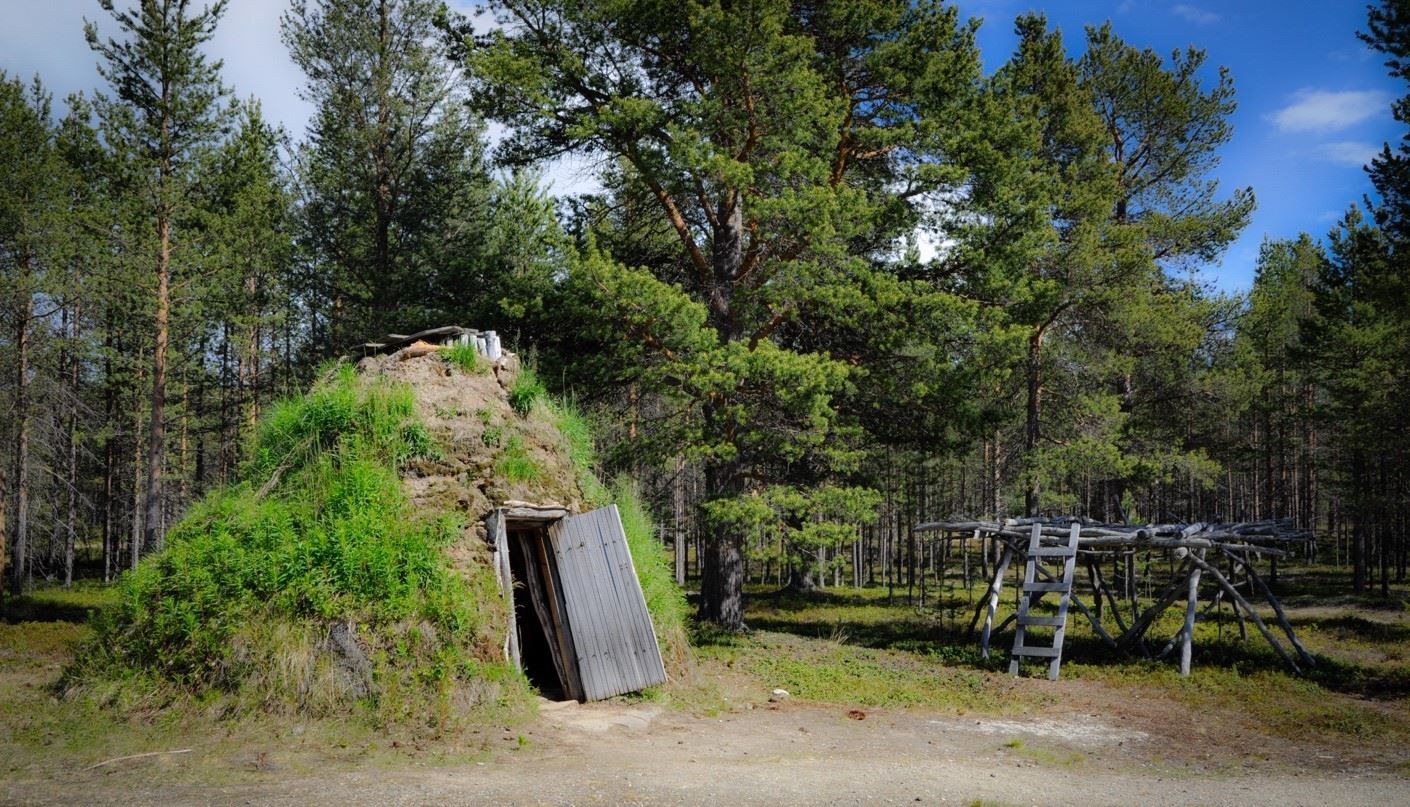 Lavdnjegoahti (torvgamme) og luovvi (stillas av tre til oppbevaring) i friluftsmuseet. Torvgammen er en type buestangtelt hvor man dekket teltskjelettet med torvblokker. Trestillaset har et platå til oppbevaring av blant annet mat og høy. 