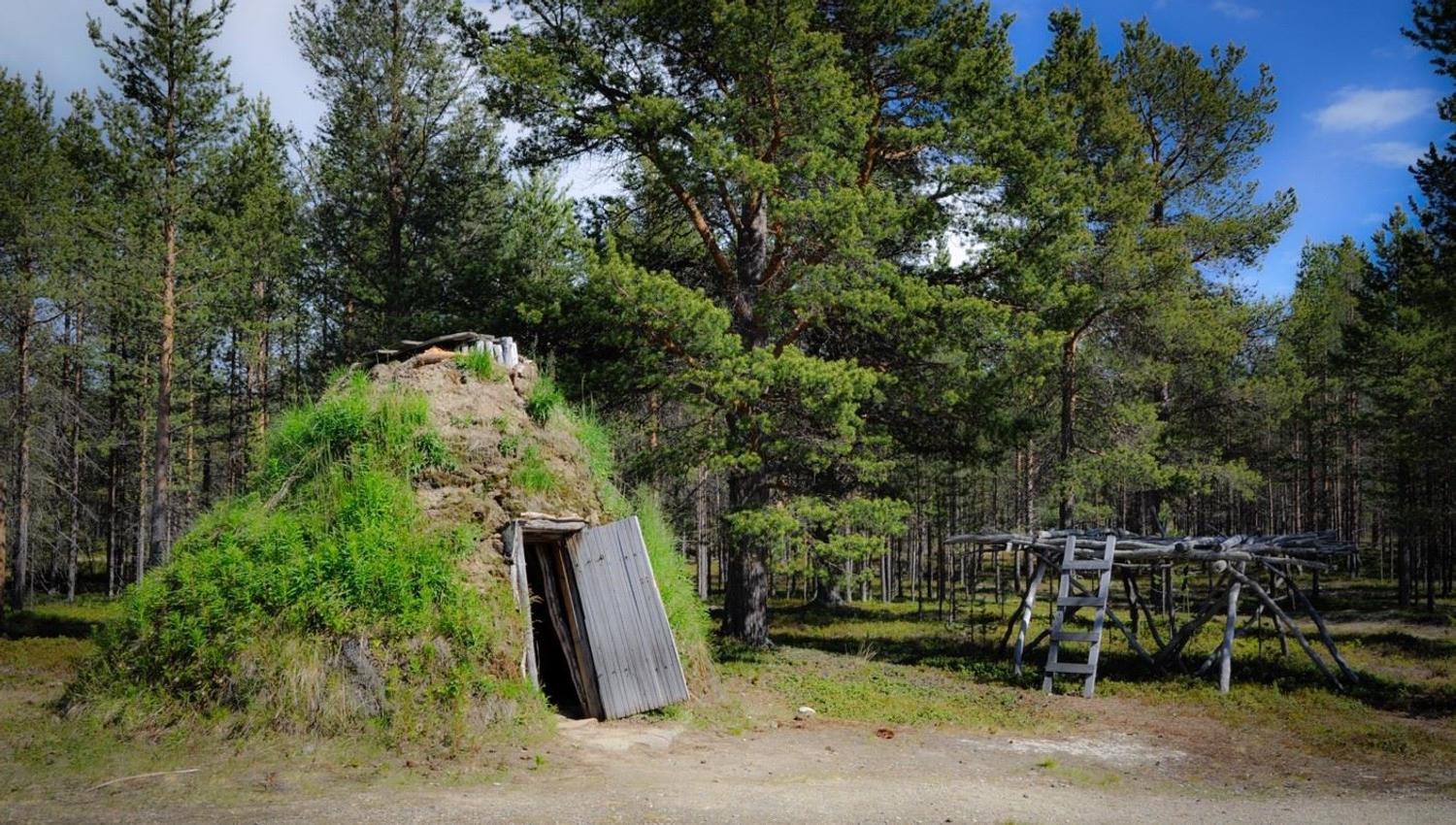 Lavdnjegoahti (torvgamme) og luovvi (stillas av tre til oppbevaring) i friluftsmuseet. Torvgammen er en type buestangtelt hvor man dekket teltskjelettet med torvblokker. Trestillaset har et platå til oppbevaring av blant annet mat og høy.