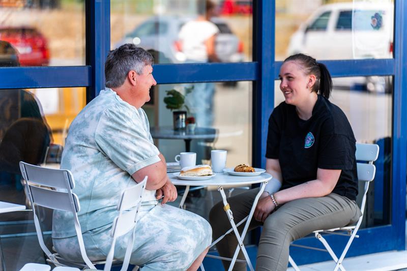 To kvinner ved et kafebord