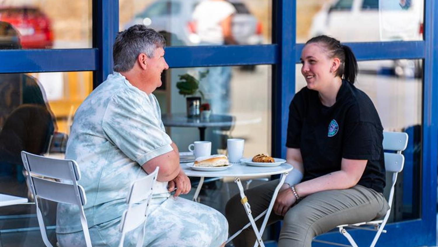 To kvinner ved et kafebord