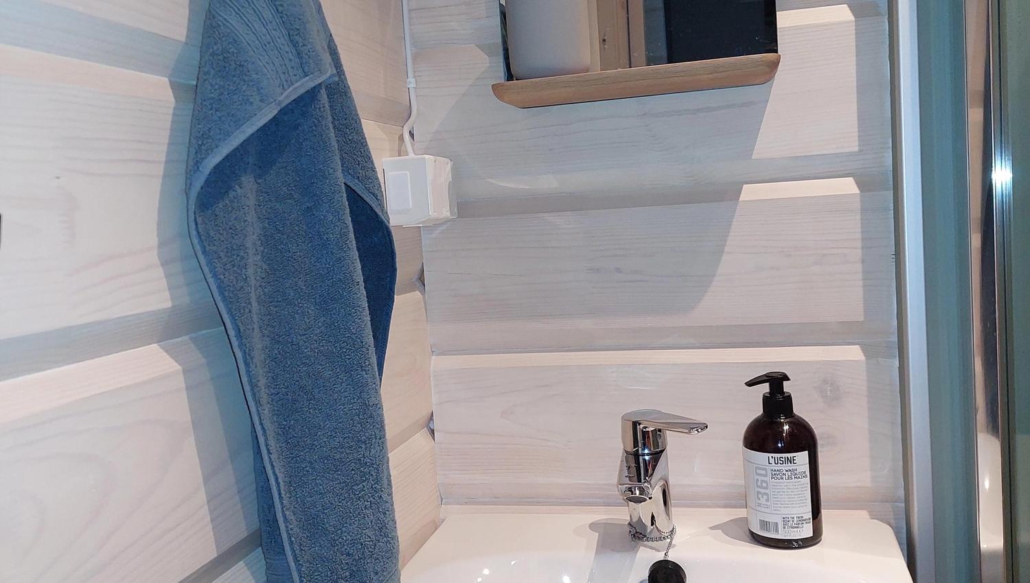 small room with mirror and a wash basin