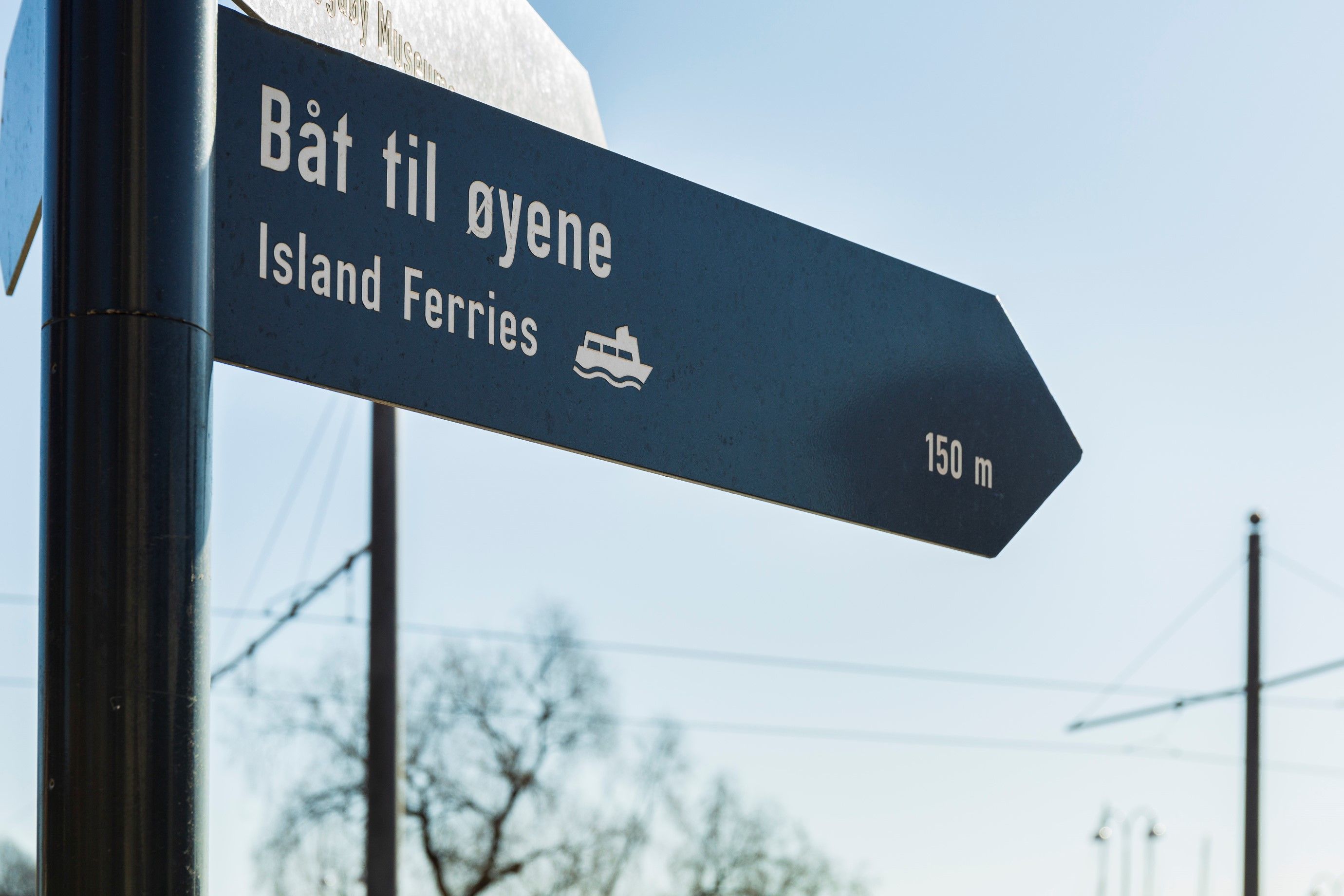 Båt til øyene: Oslo-fergene - Skilt mot fergebryggene (c) VisitOSLO/Didrick Stenersen