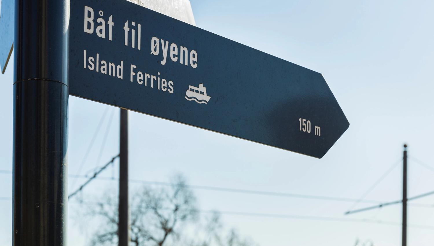 Båt til øyene: Oslo-fergene - Skilt mot fergebryggene (c) VisitOSLO/Didrick Stenersen