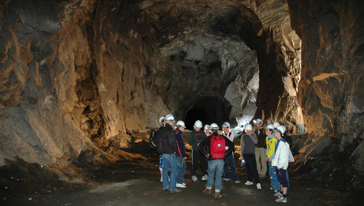 Ei gruppe besøkande på omvising inne i tunnelane på Lilletopp, der industrihistorie møter eventyr.