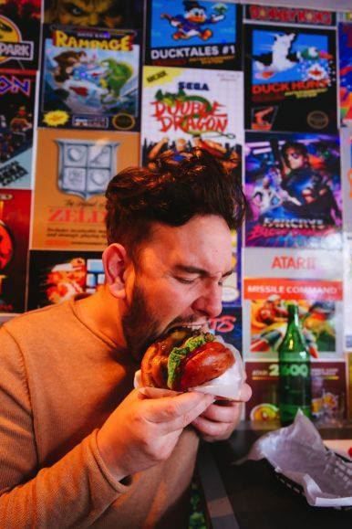 Mann som spiser en burger