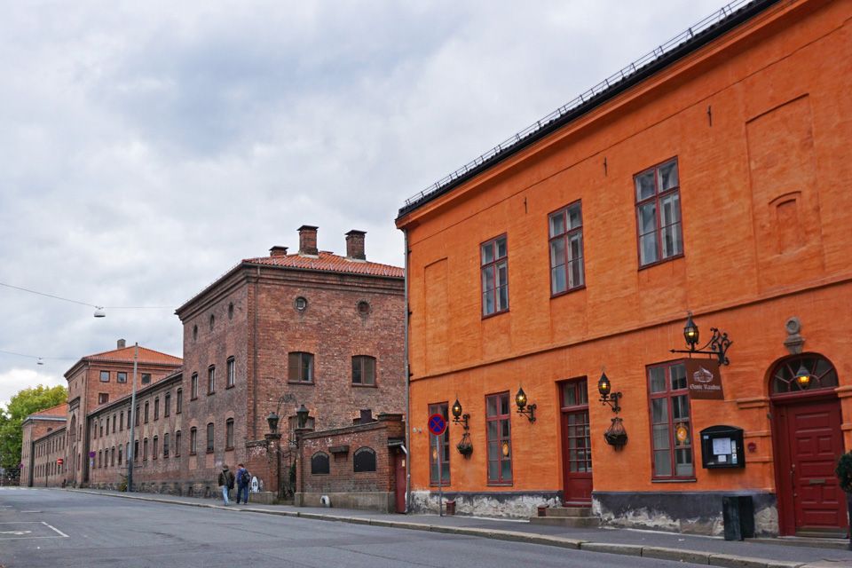 Eksteriør: Oransje murbygning.