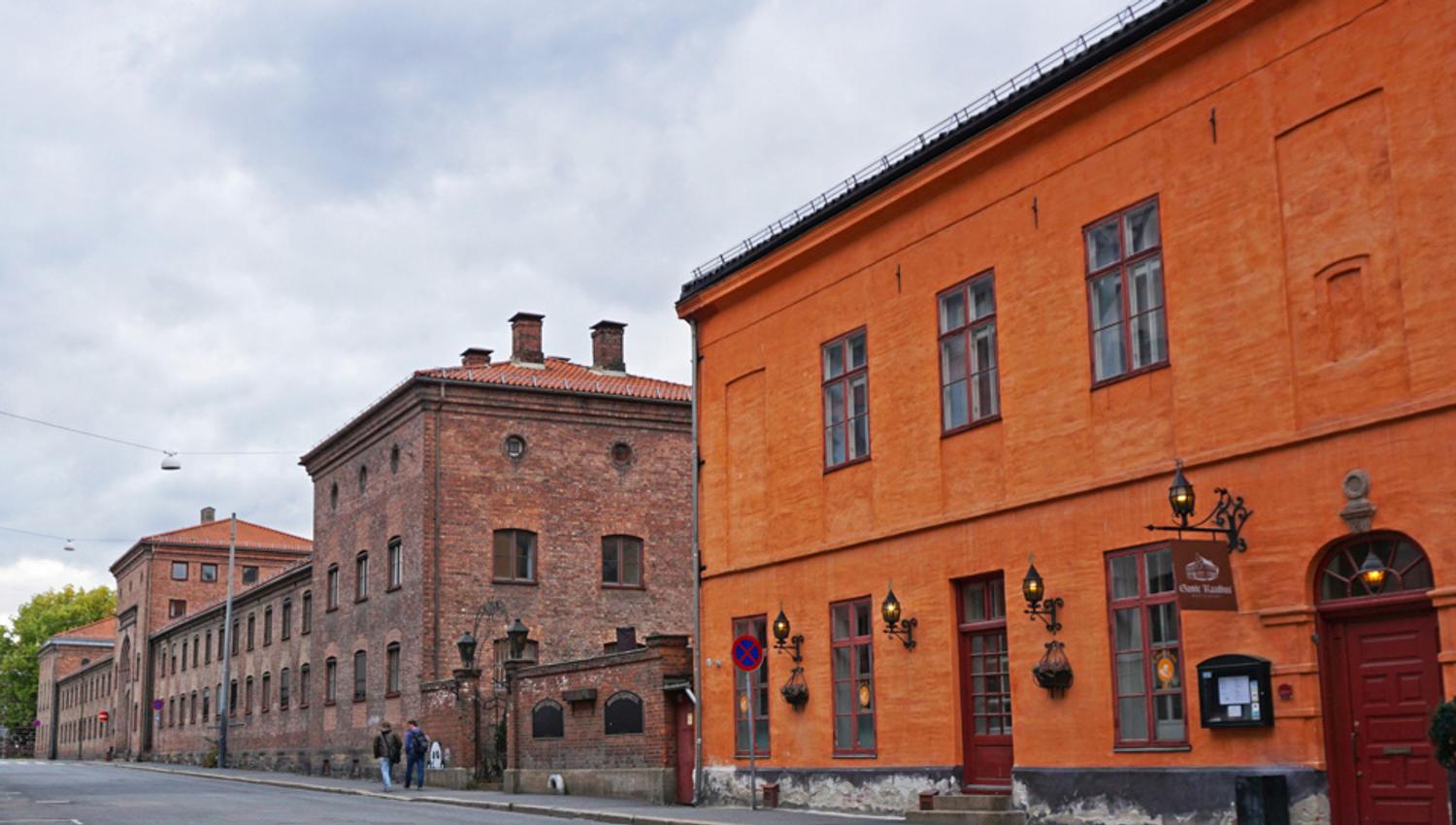 Eksteriør: Oransje murbygning.