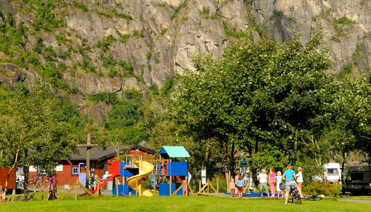 Lekeplassen på campingplassen, med barn som leker.