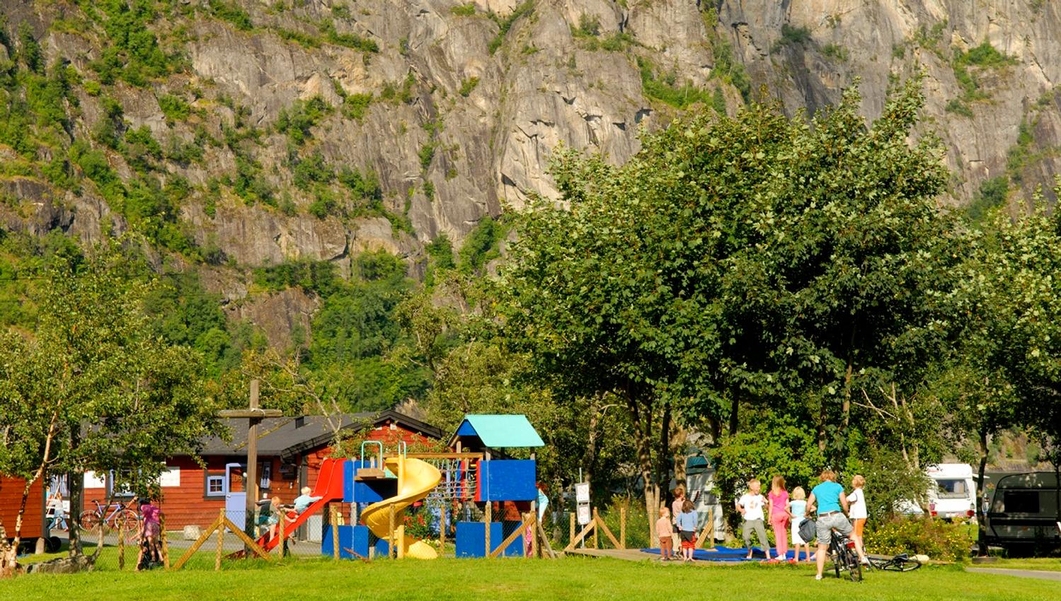 Lekeplassen på campingplassen, med barn som leker.