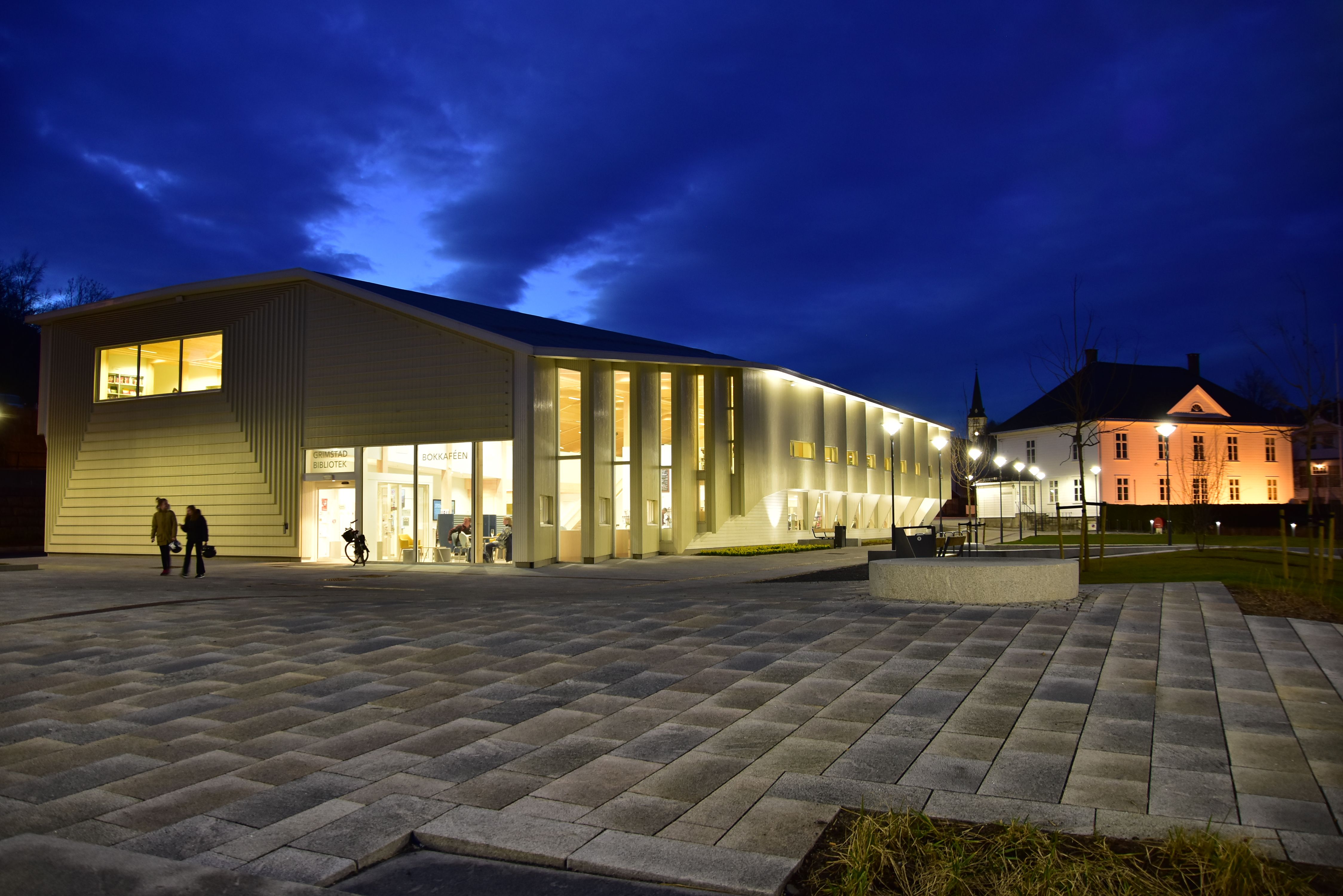Grimstad bibliotek på kveldstid