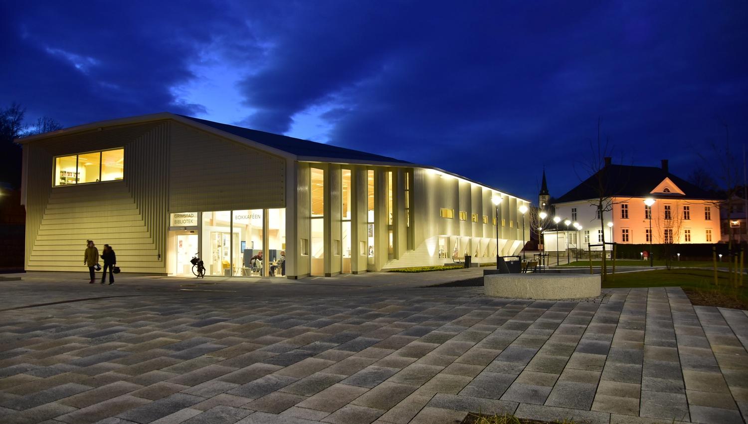 Grimstad bibliotek på kveldstid