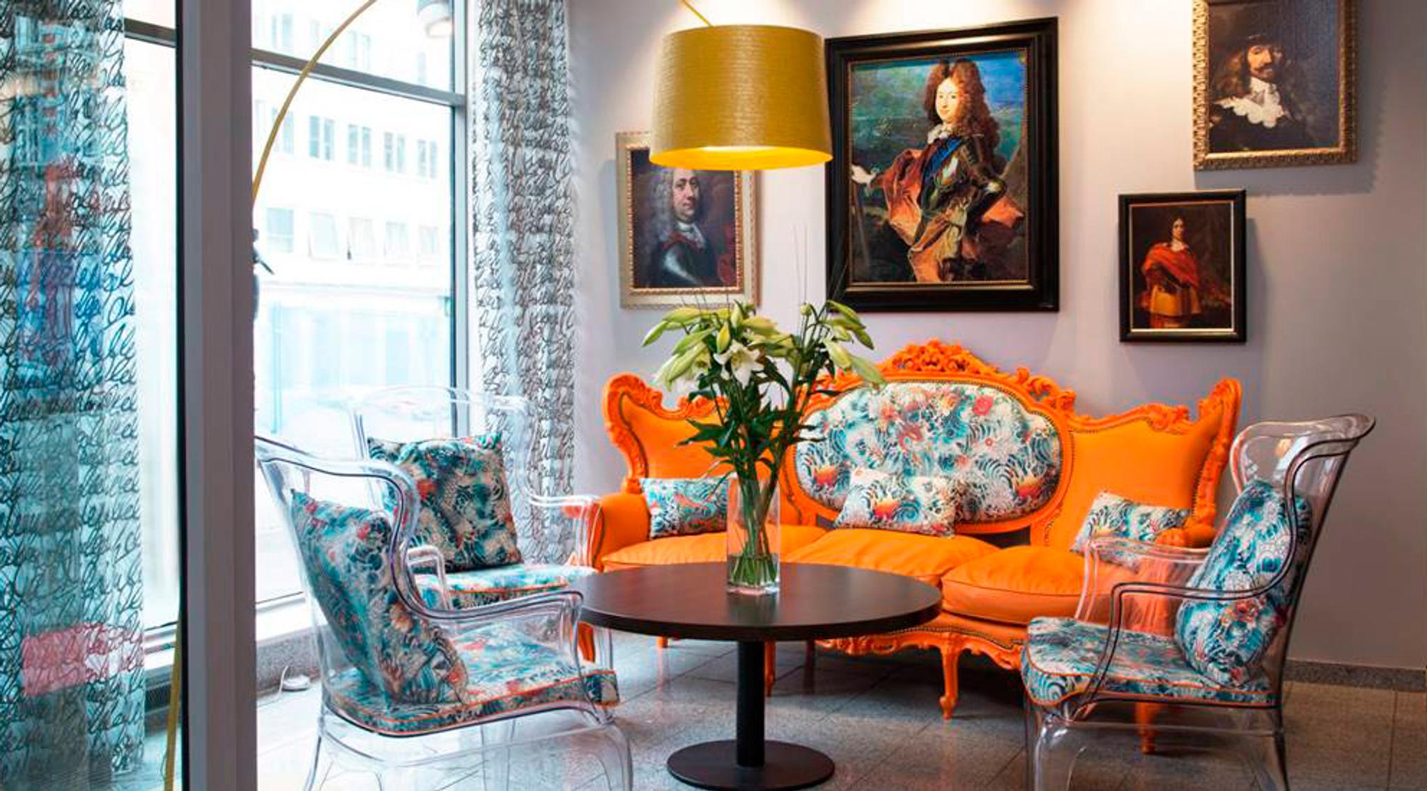 Resepsjon og lobby med oransje sofa. Thon Hotel Gyldenløve. Foto