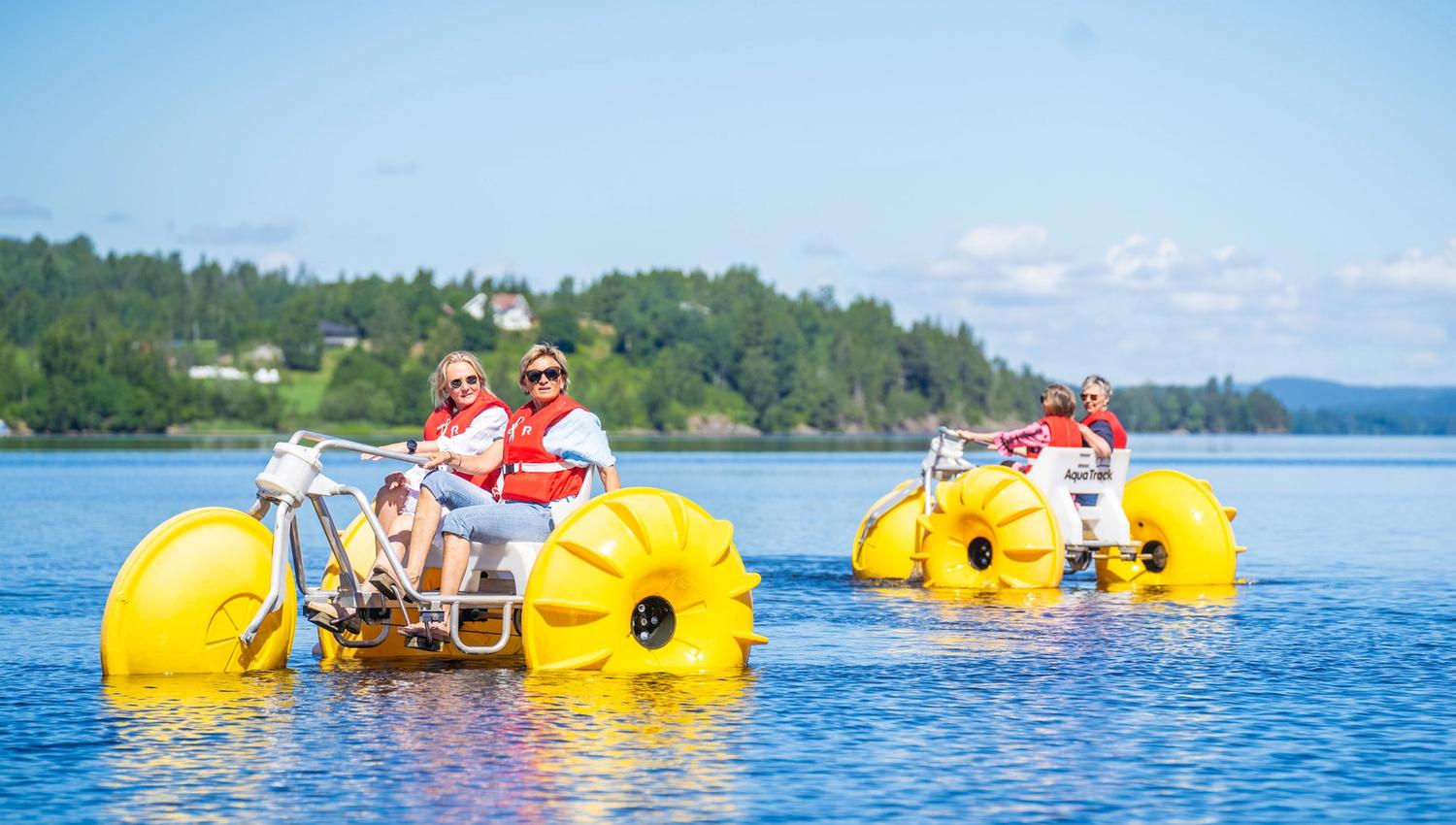 fire personer på to tråkkesykler