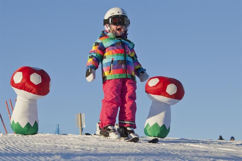 barn som står på ski