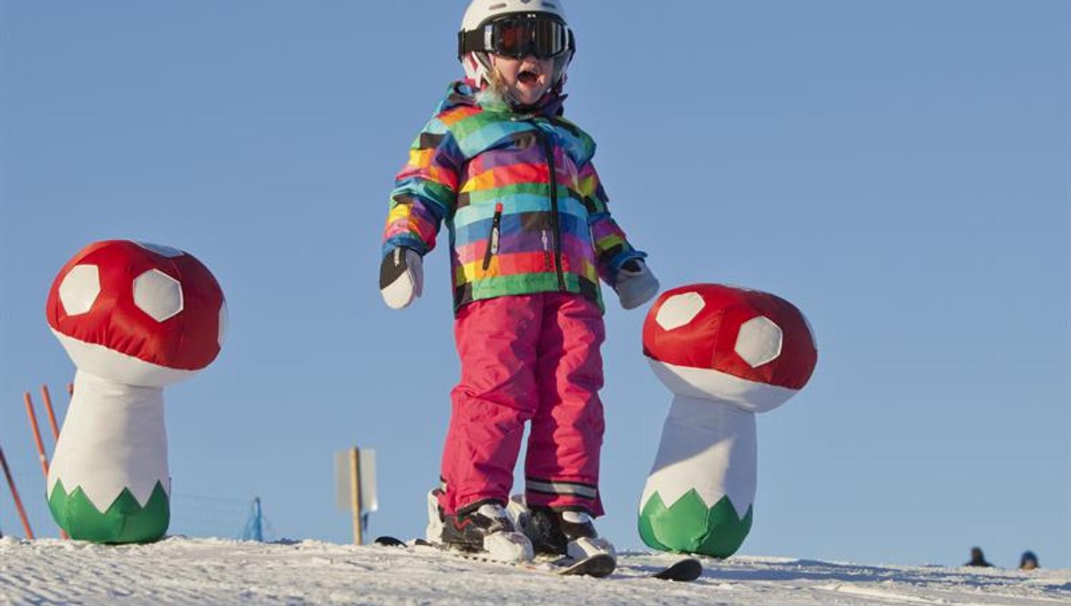 barn som står på ski
