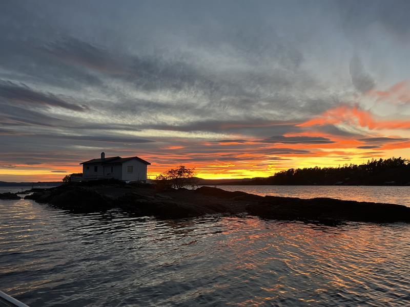Solnedgang på  fjorden med gul og rød himmel