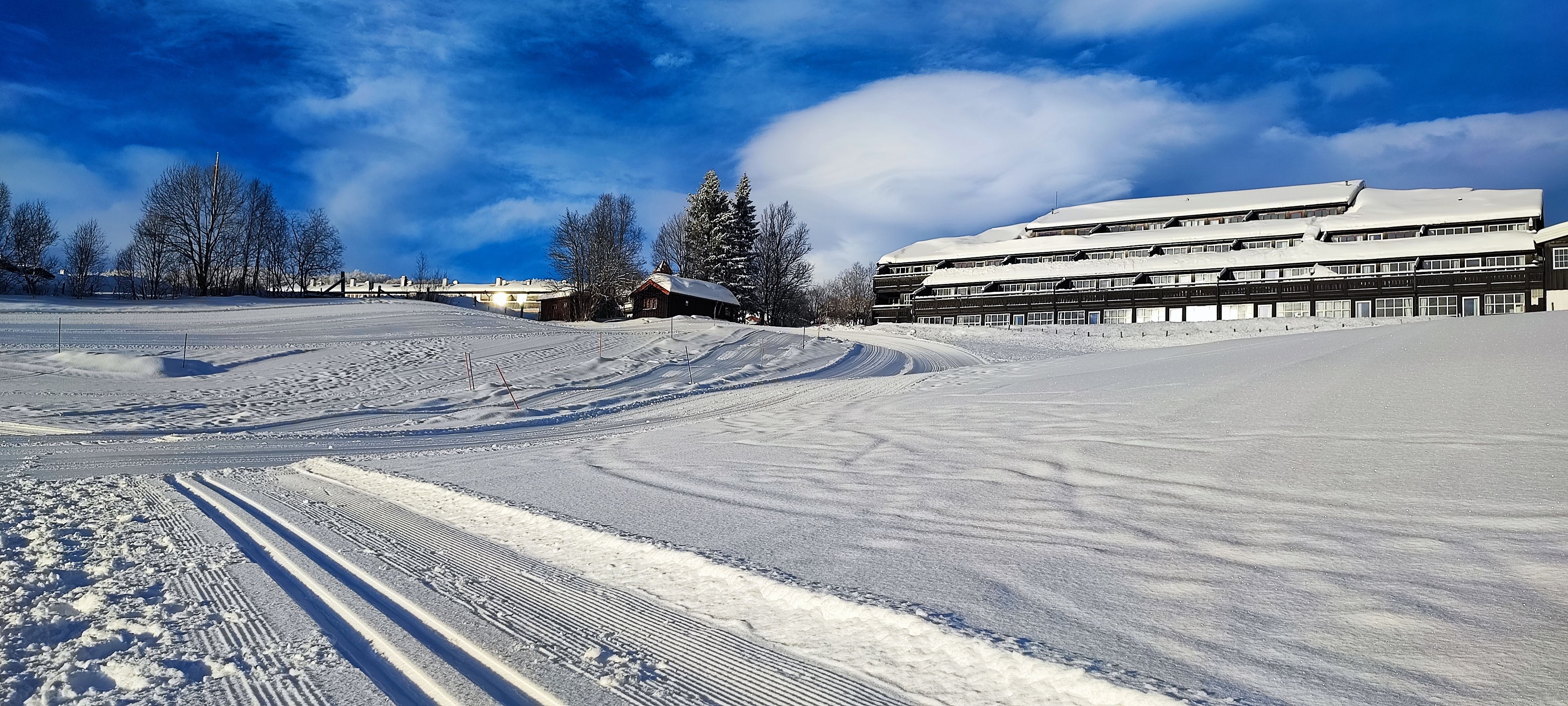 Skiløyper utenfor Bergo