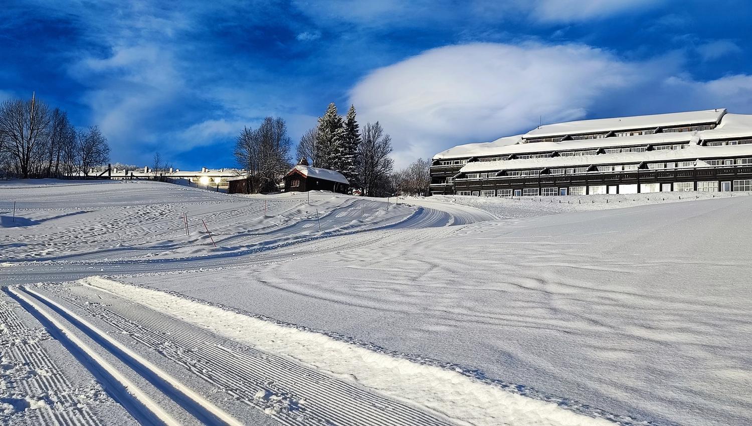 Skiløyper utenfor Bergo
