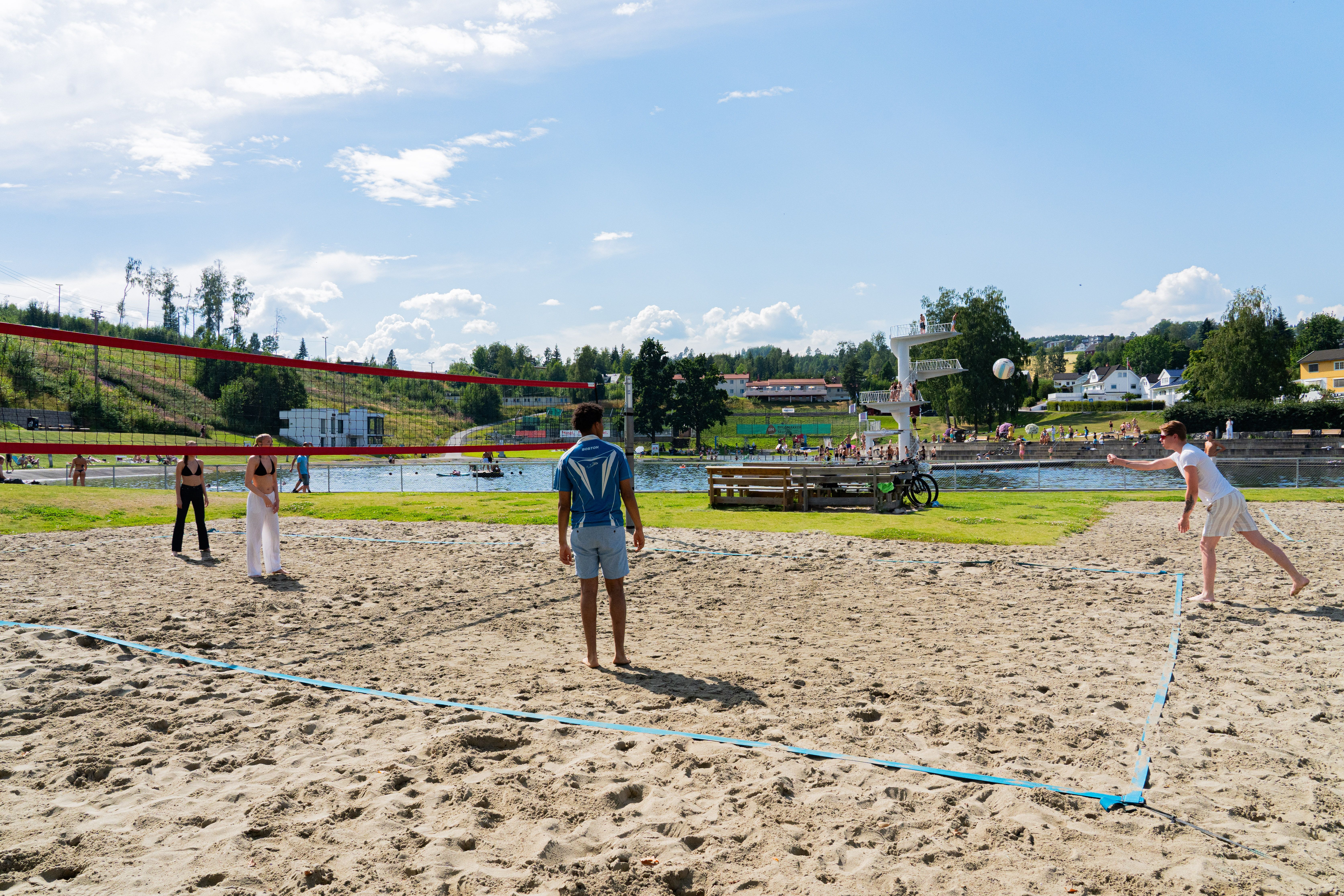 Volleyballbane på Fastland Friluftsbad - HI Gjøvik Hovdetun i bakgrunnen