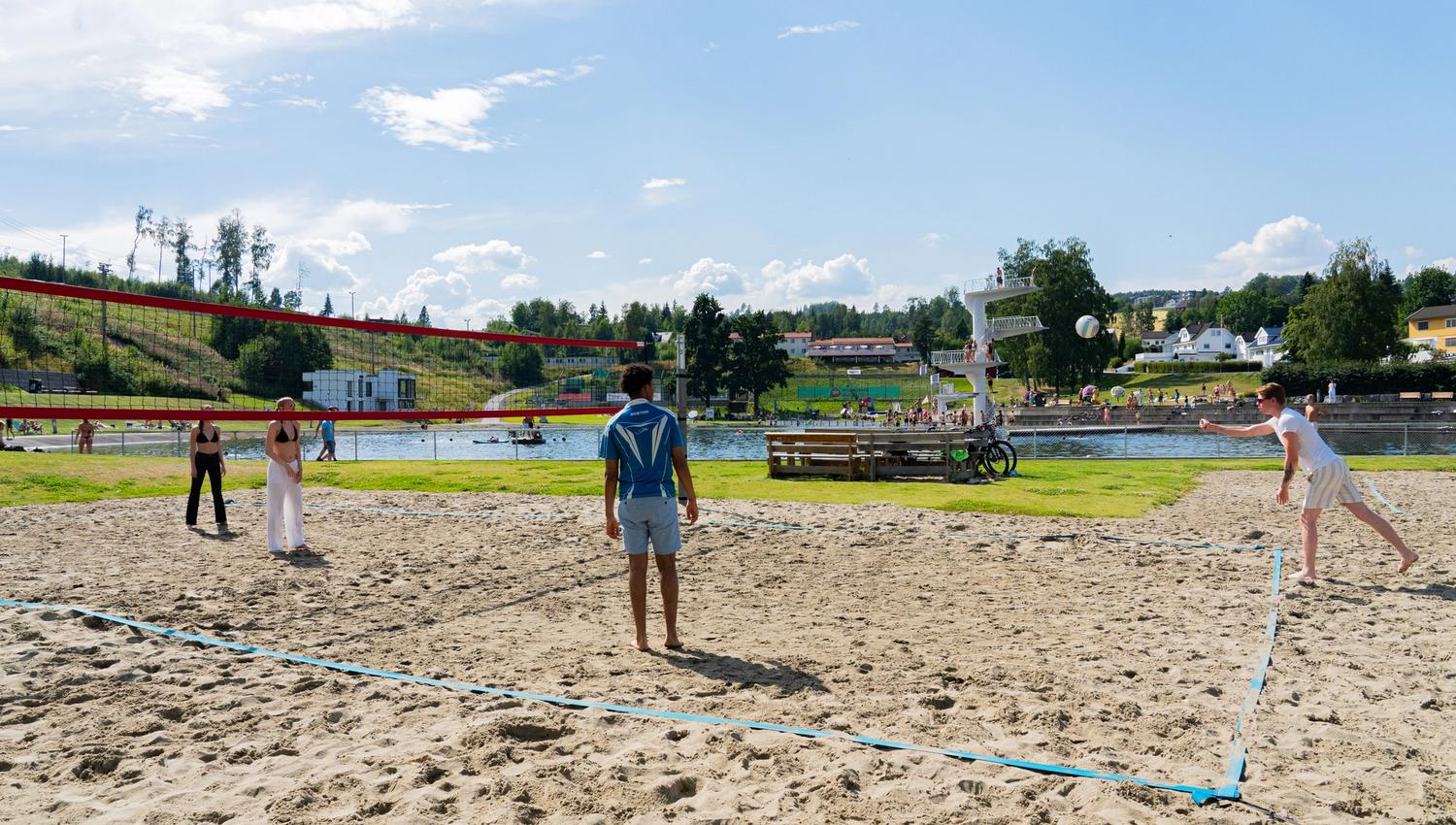 Volleyballbane på Fastland Friluftsbad - HI Gjøvik Hovdetun i bakgrunnen