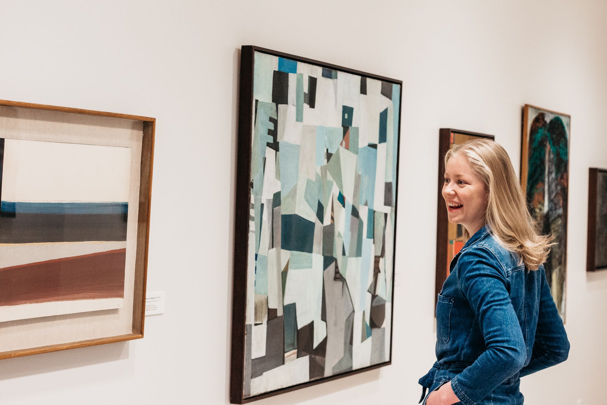 ung kvinne ser på kunst
