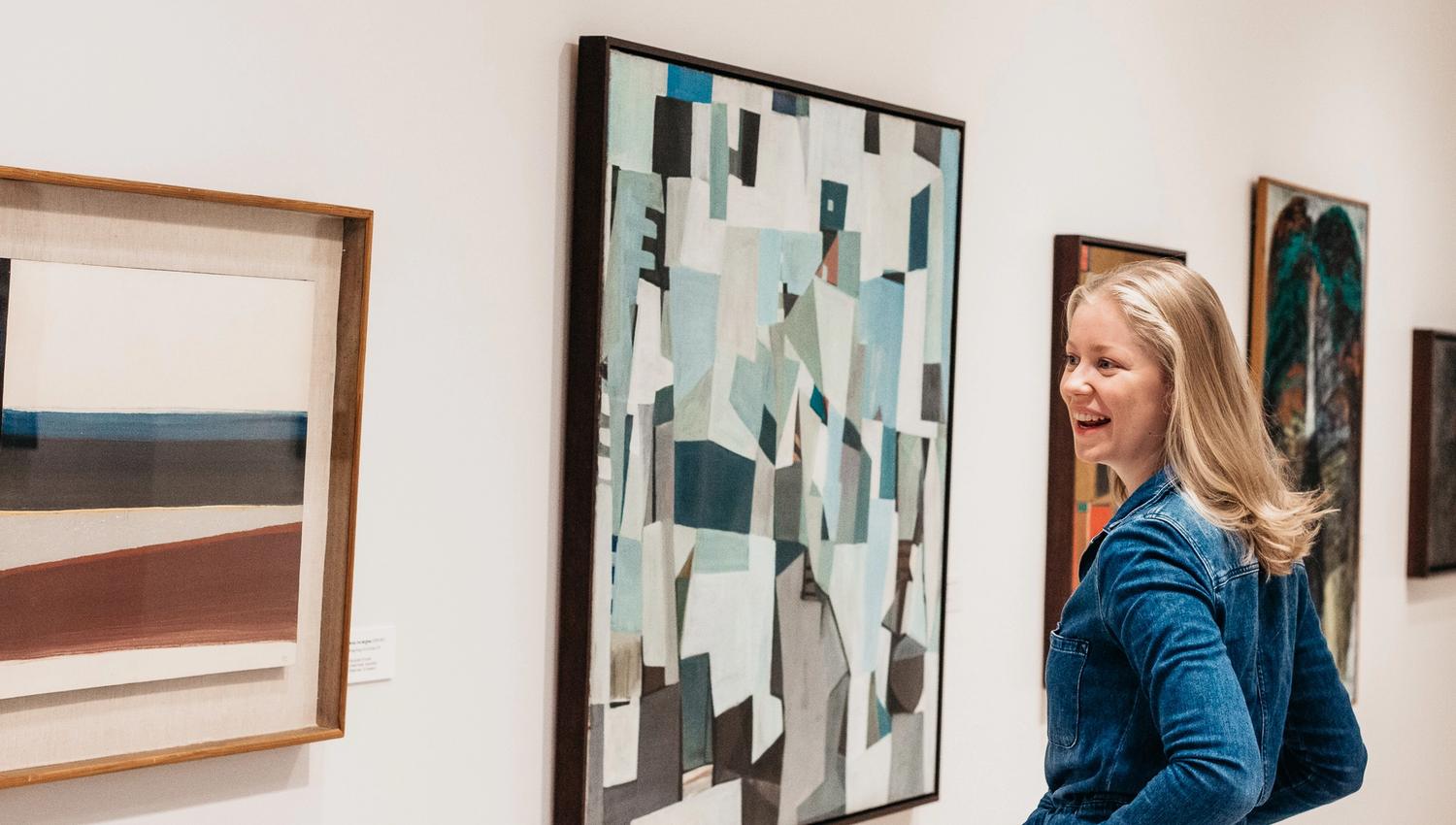 ung kvinne ser på kunst