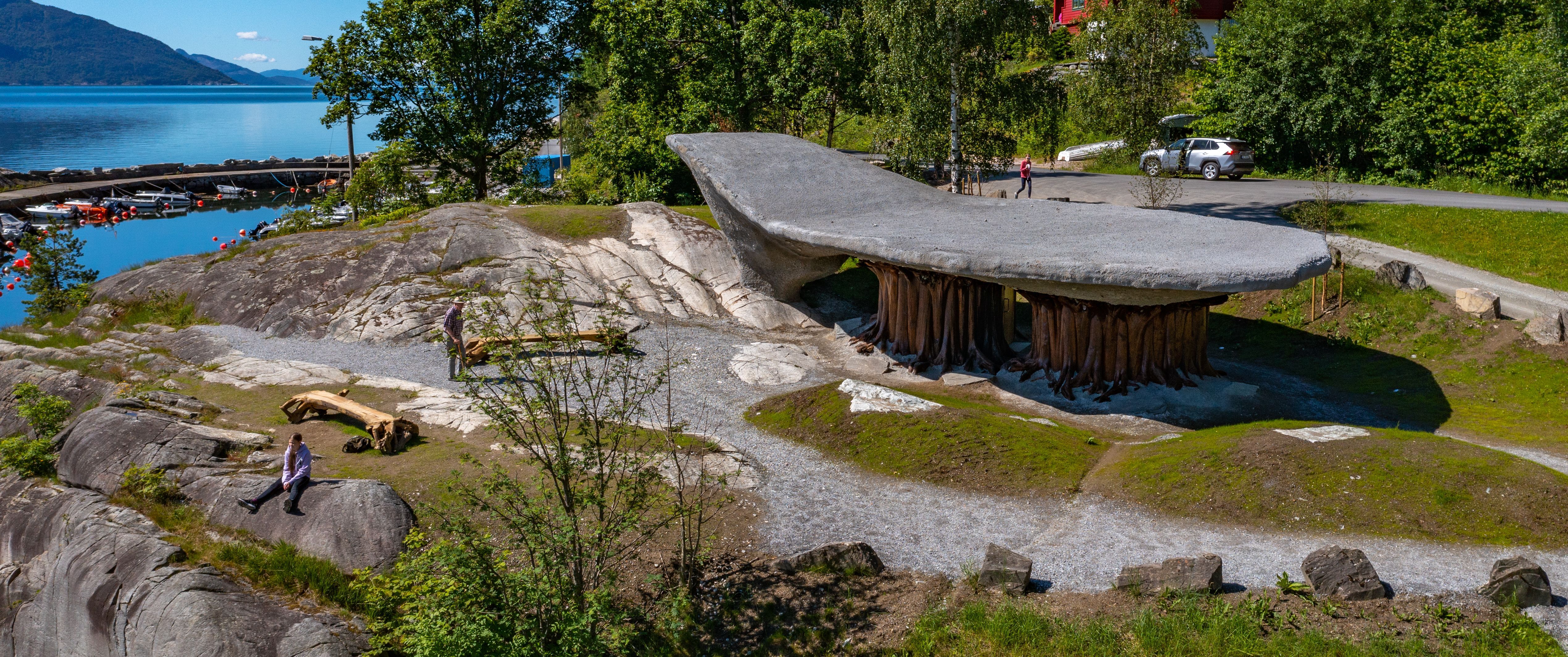 Bilde av Tyrvefjøra, en unik rasteplass formet som en omvendt båt, omgitt av skandinavisk landskap med utsikt over en fjord og fjell i Norge.