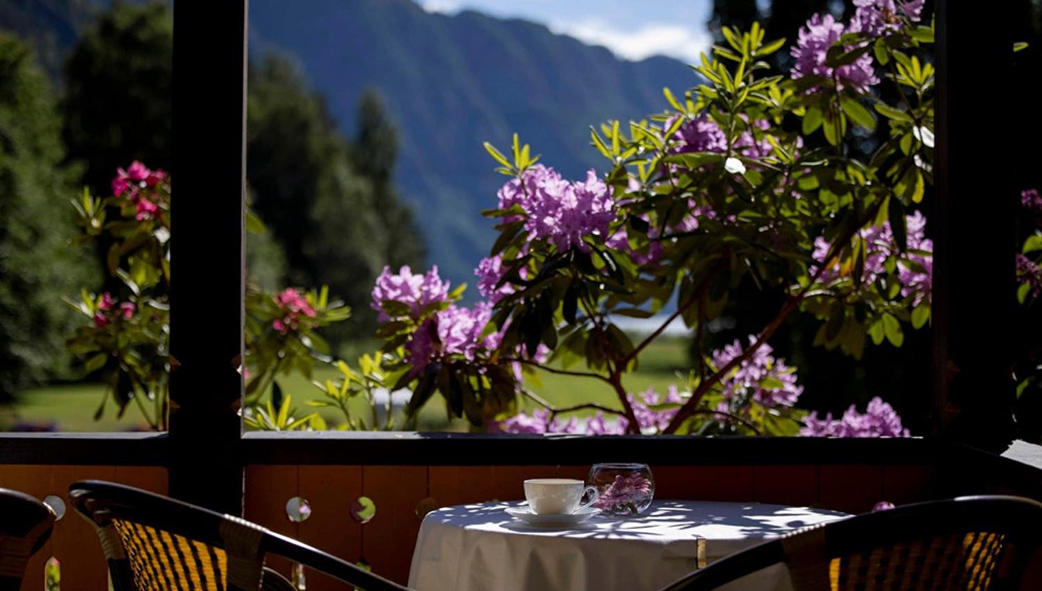 balcony at Dalen Hotel with a view of the garden and the Telemark Canal