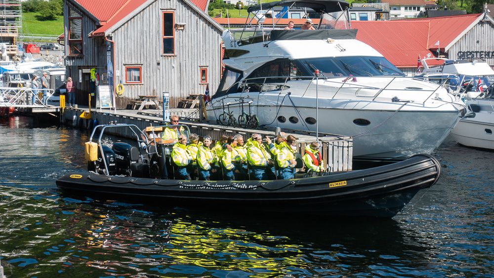 Ei gruppe eventyrlystne turistar klare for ei actionfylt RIB-safari frå Norheimsund i Hardanger.