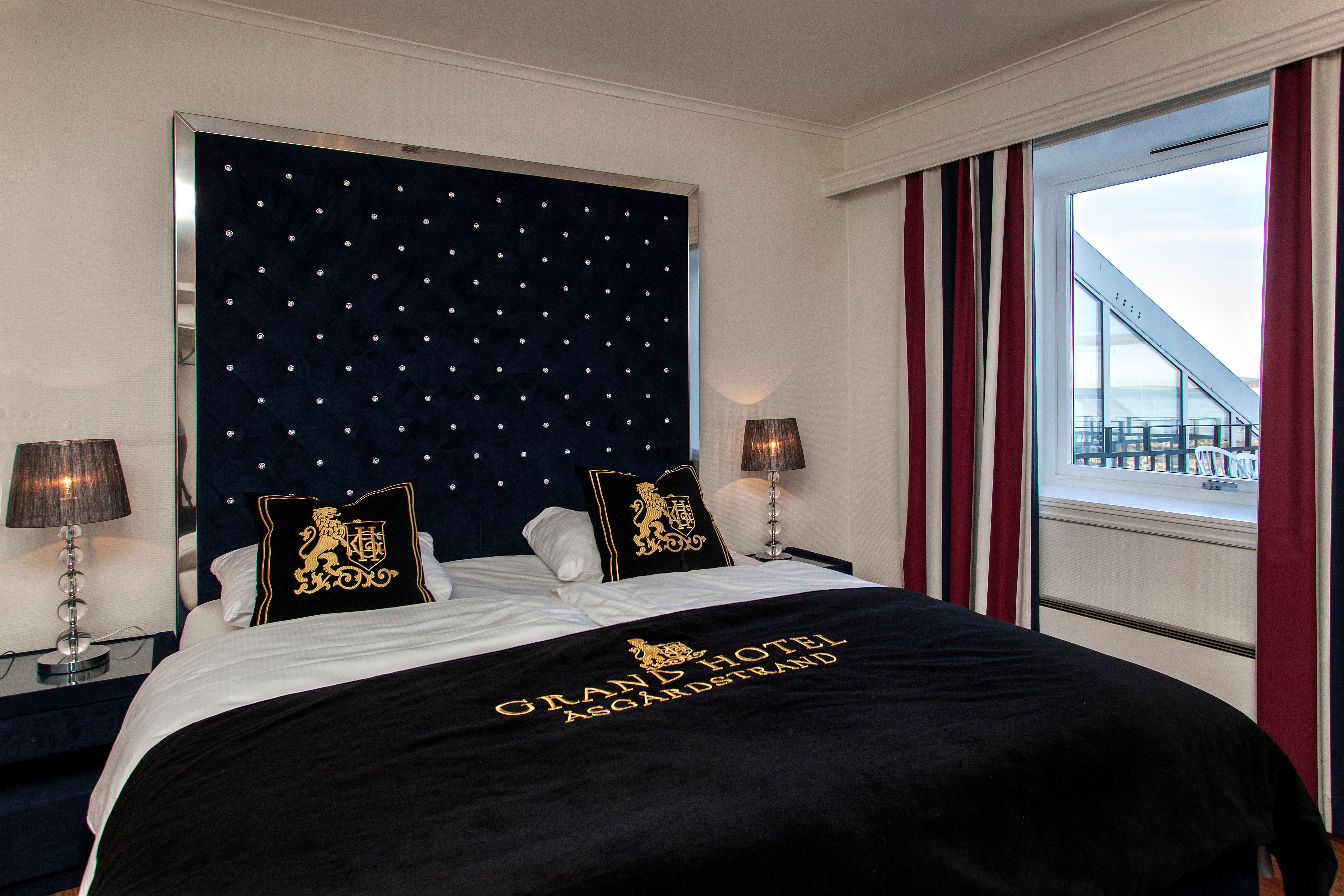 Stor seng på hotellrommet