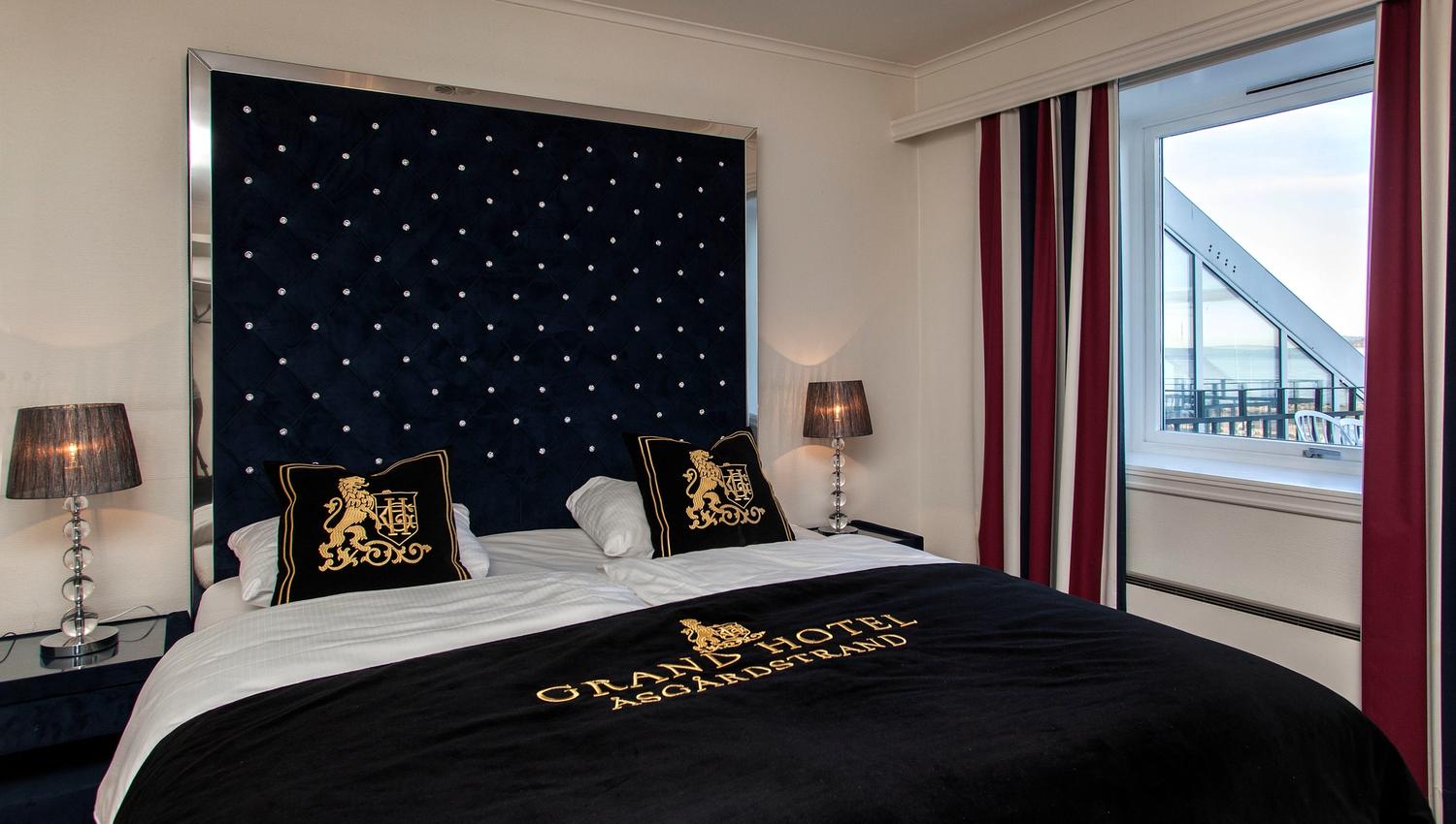 Stor seng på hotellrommet