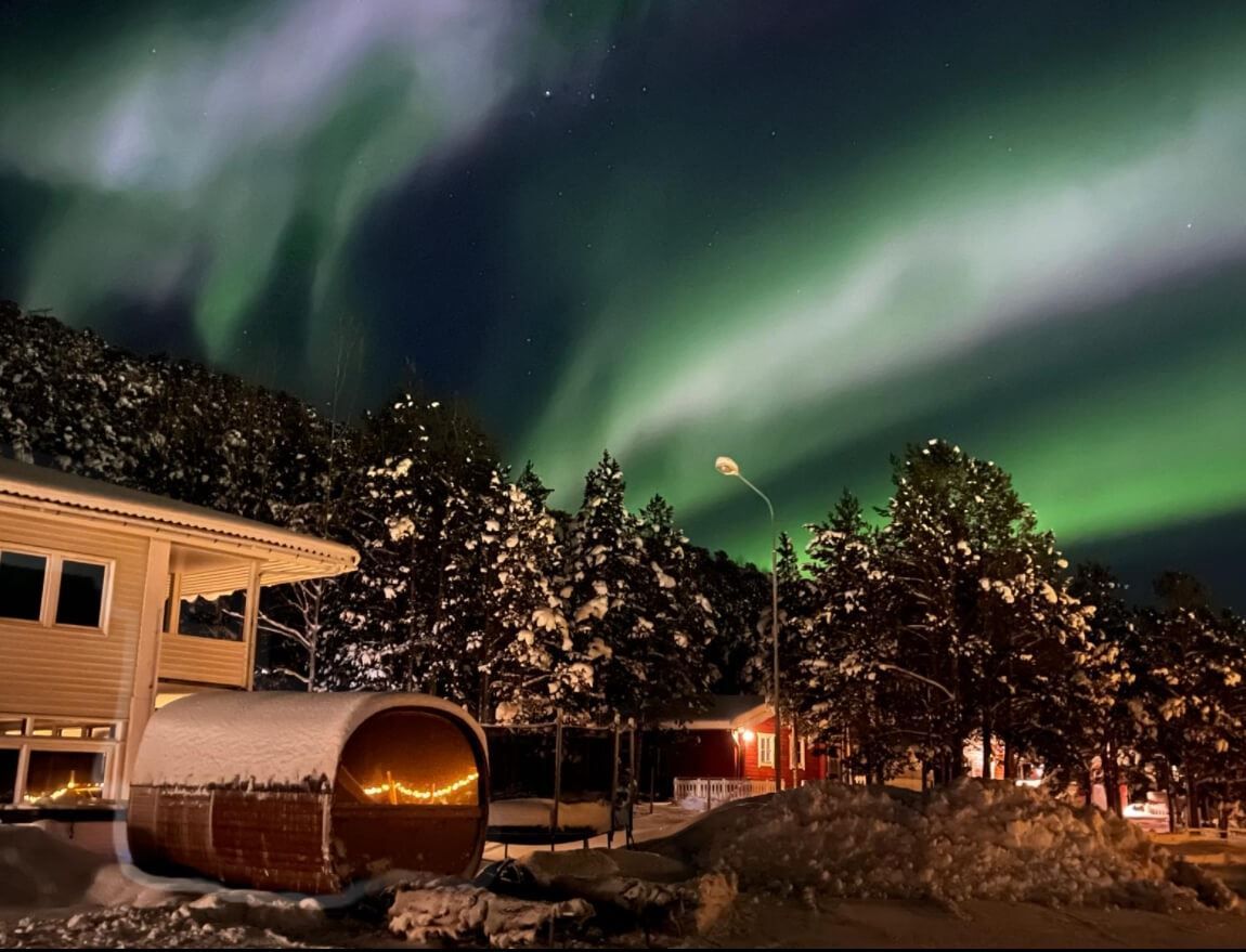 Kraftig nordlys rett over hotellet