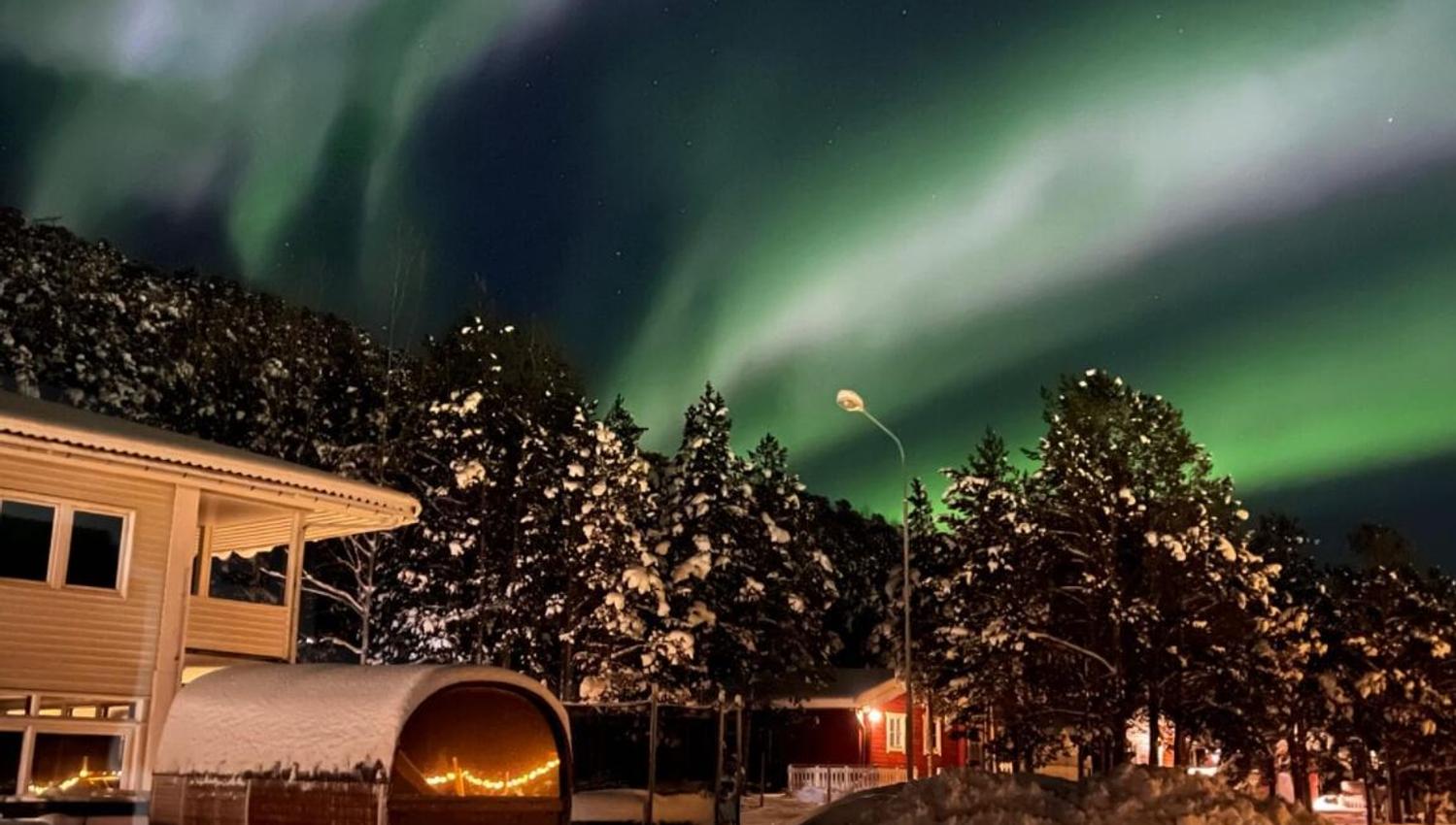 Kraftig nordlys rett over hotellet