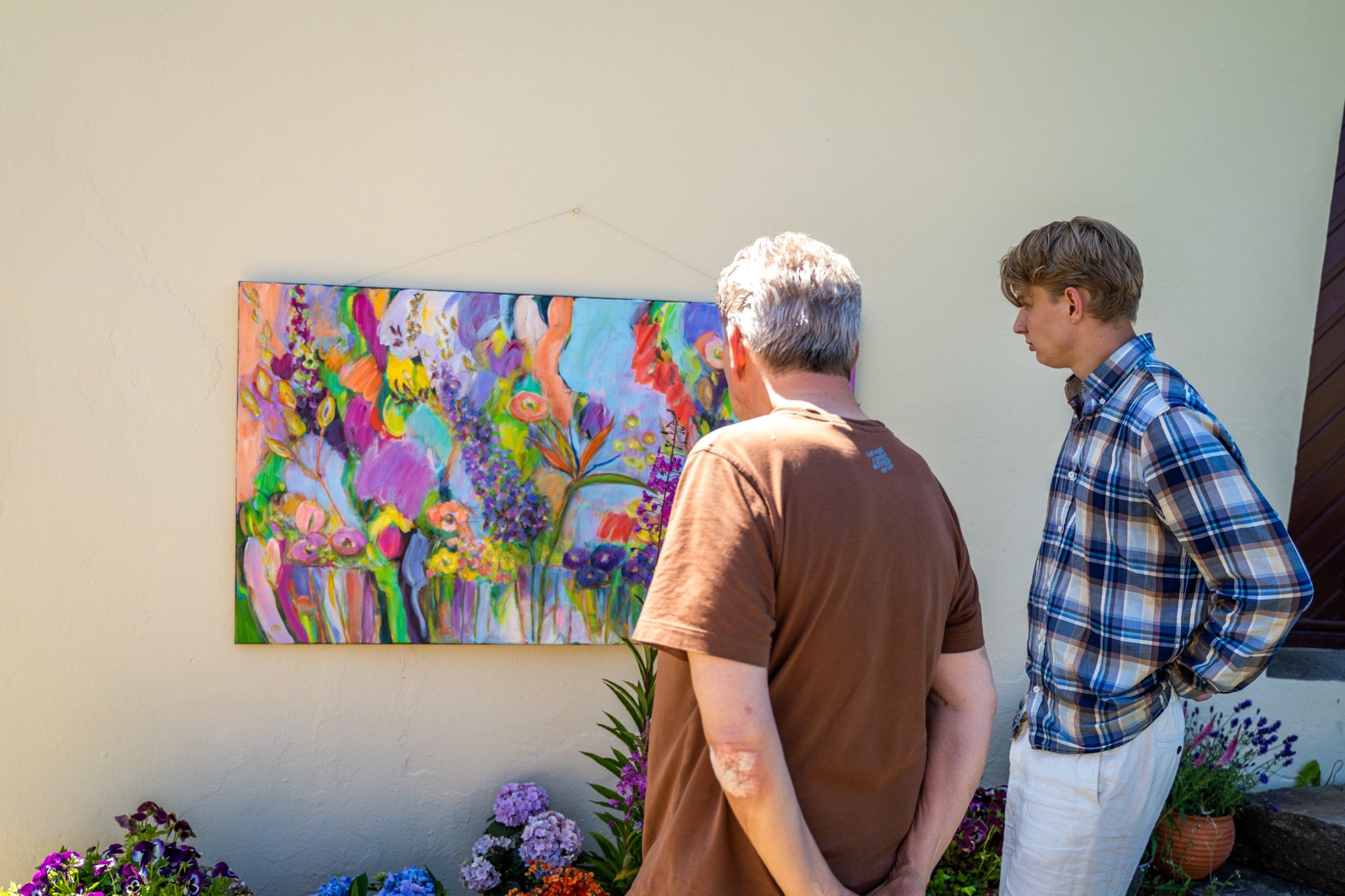 Folk som ser på maleri