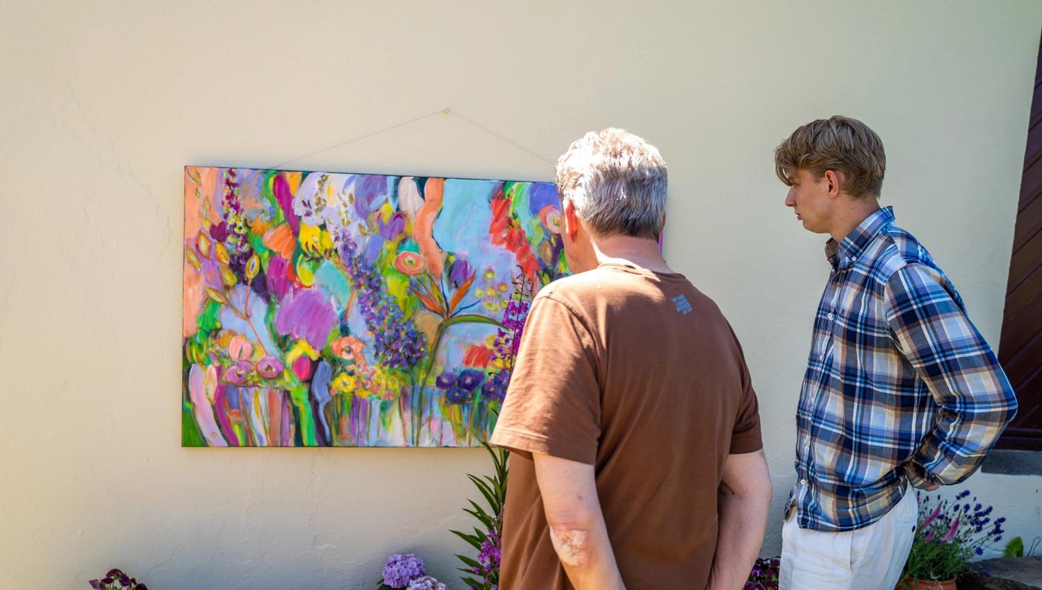 Folk som ser på maleri