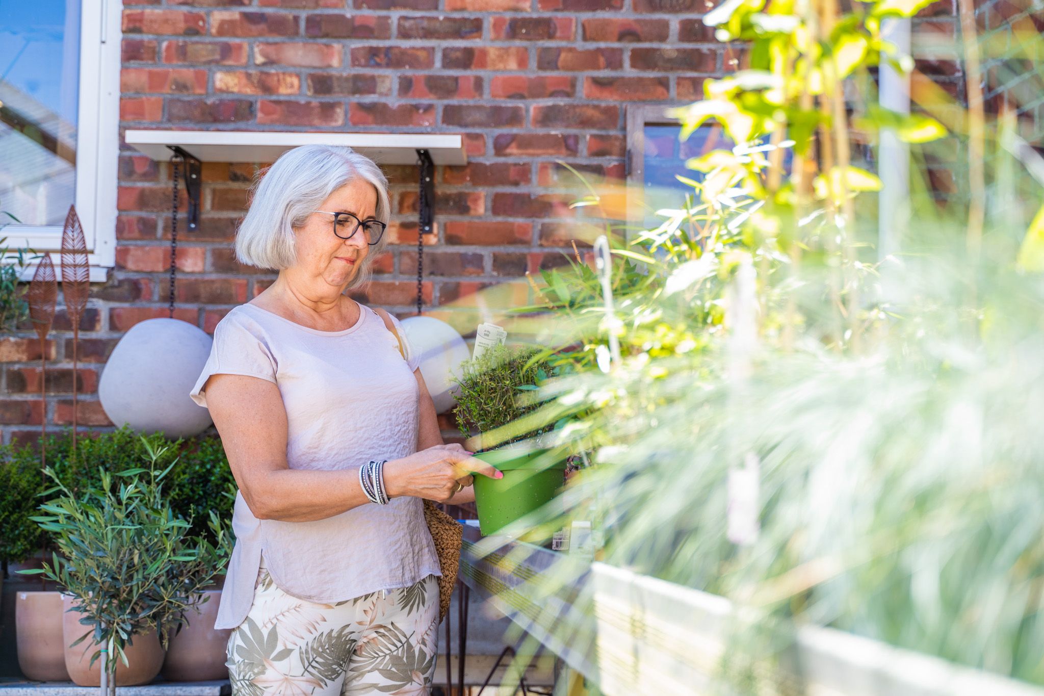 en dame som ser på planter
